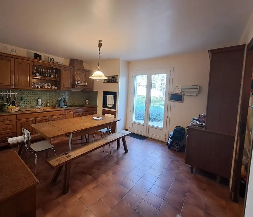 Grande maison familiale à Pujols avec 8 chambres, jardin et garage 