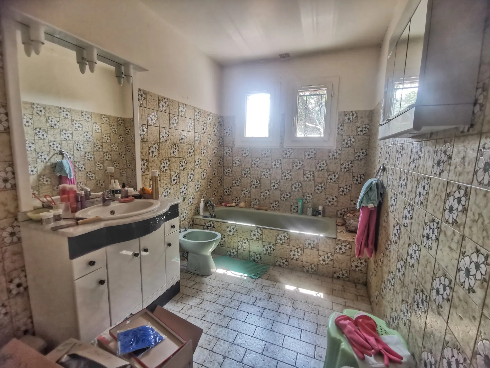 Grande maison familiale à Pujols avec 8 chambres, jardin et garage 