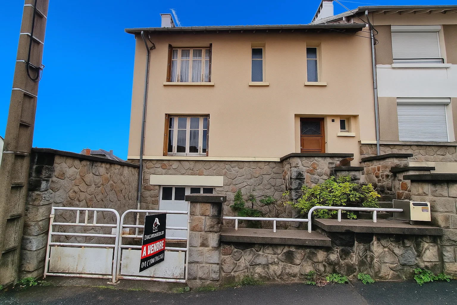 Maison à Aurillac proche gare avec jardin et garage – À rénover avec potentiel