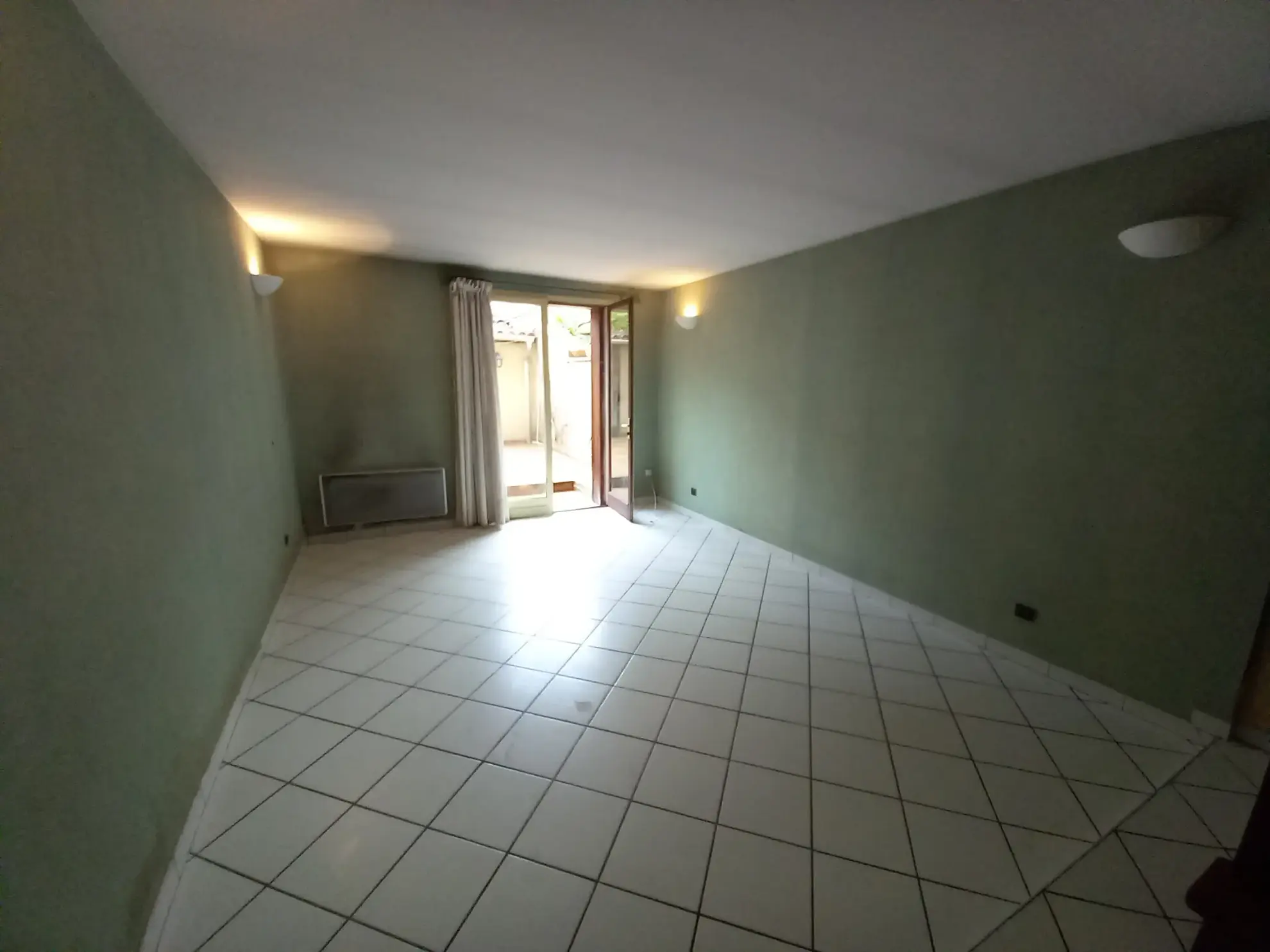 Maison de ville à vendre à Agen – 113 m² avec terrasse et cour centrale 