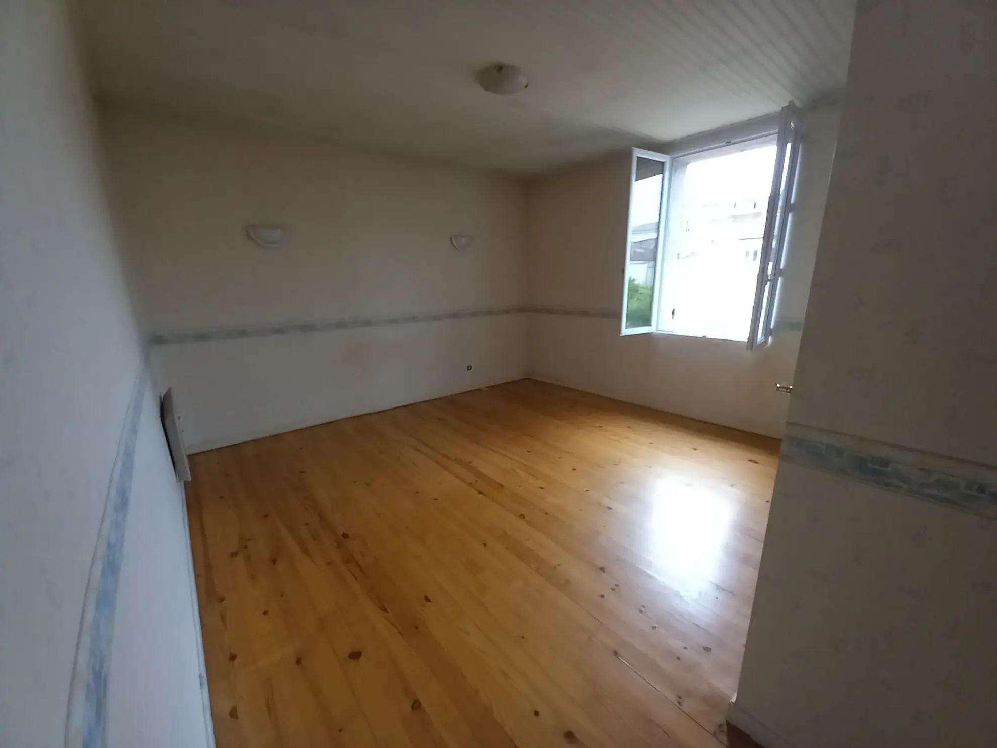 Maison de ville à vendre à Agen – 113 m² avec terrasse et cour centrale 