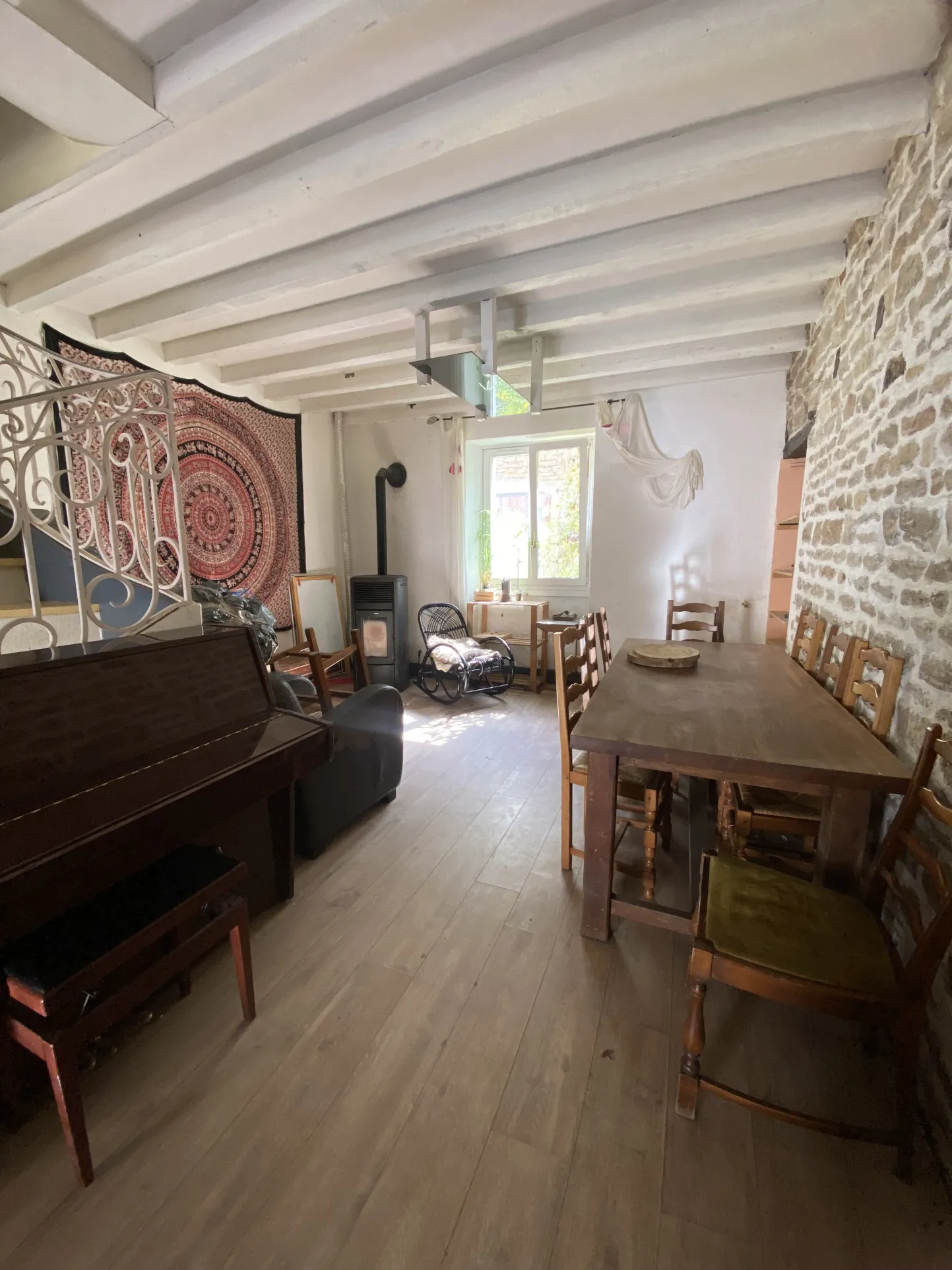 Belle maison de 4 chambres à 30 km de Dijon, idéale pour famille, avec garage et terrasse 