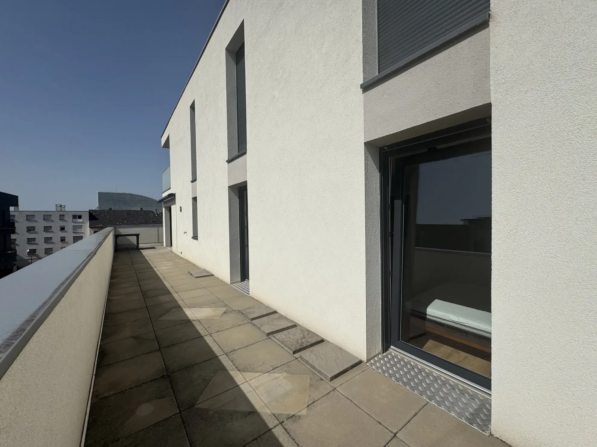 Charmant appartement 3 pièces avec grande terrasse à St Louis 