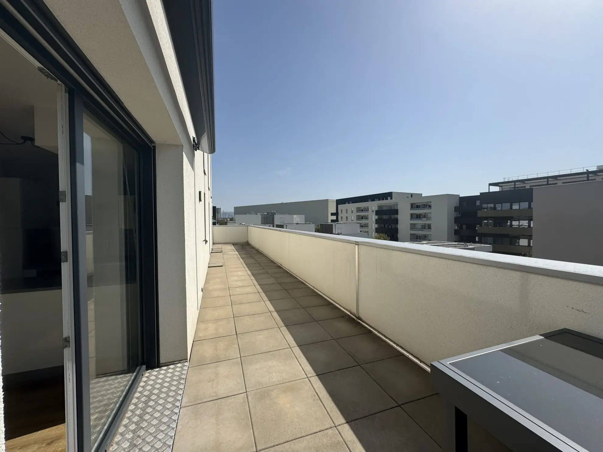 Charmant appartement 3 pièces avec grande terrasse à St Louis 