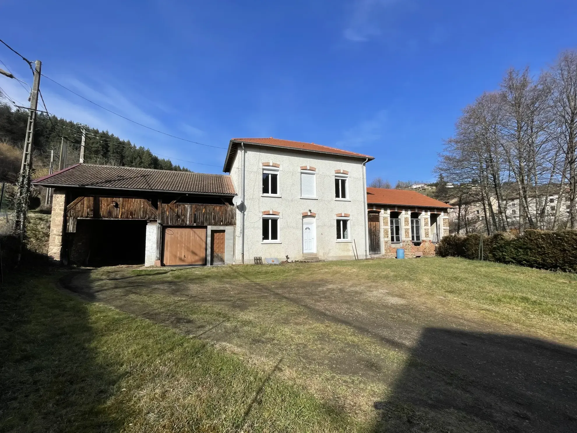 Charmante maison en pierre avec dépendances et grand terrain à Cublize