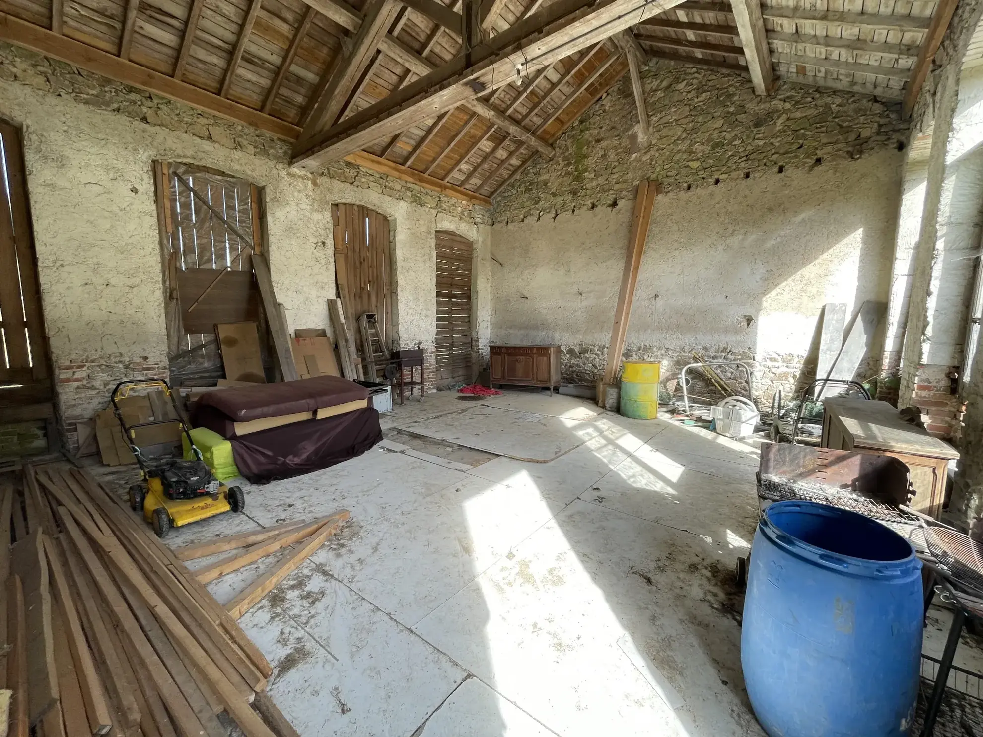 Charmante maison en pierre avec dépendances et grand terrain à Cublize 