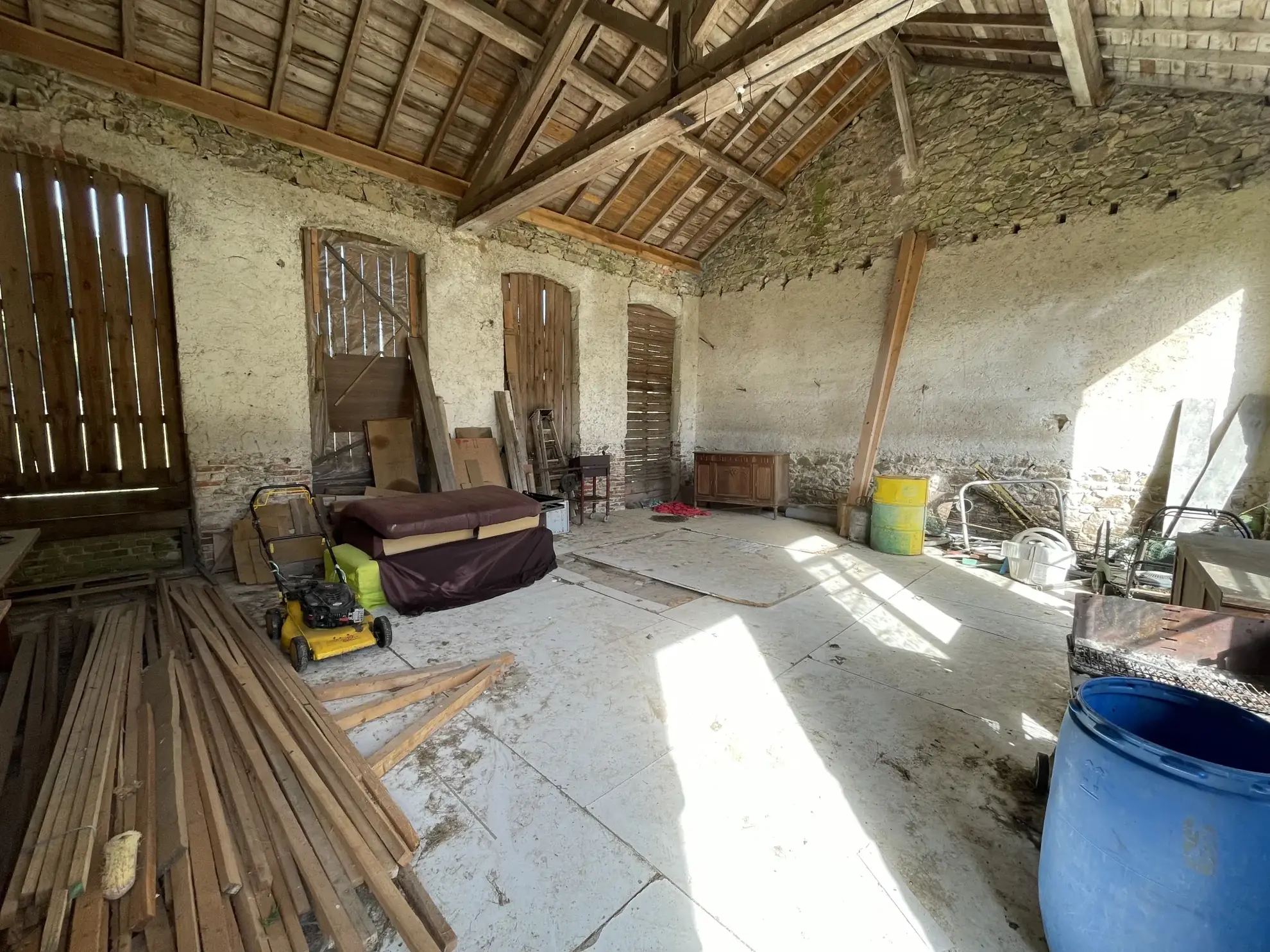 Charmante maison en pierre avec dépendances et grand terrain à Cublize 