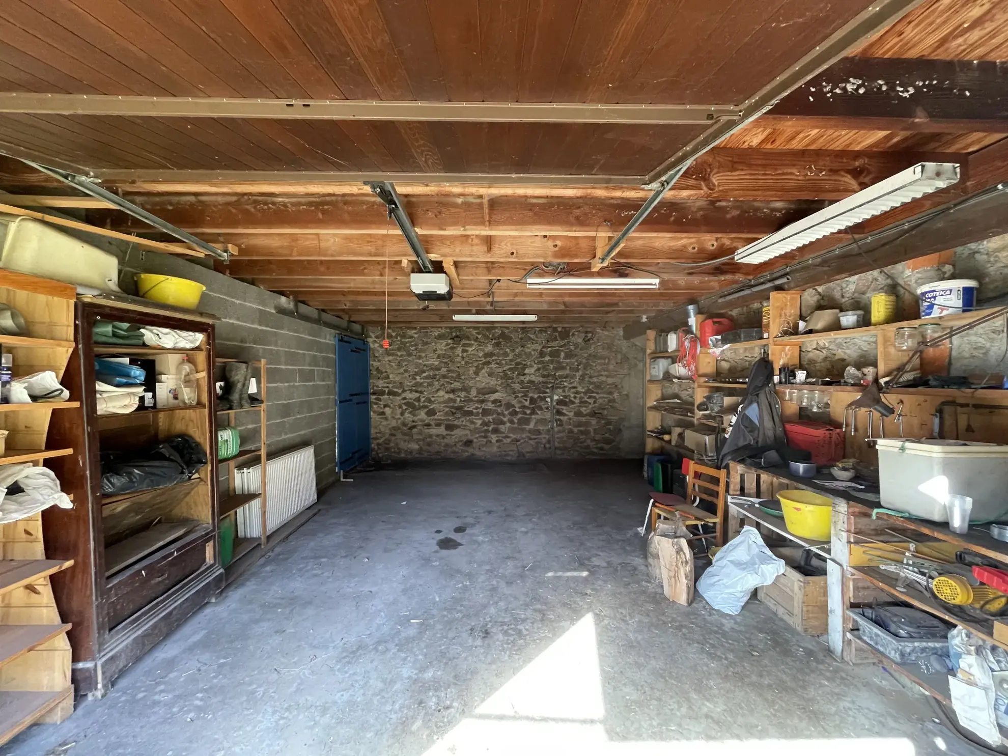 Charmante maison en pierre avec dépendances et grand terrain à Cublize 