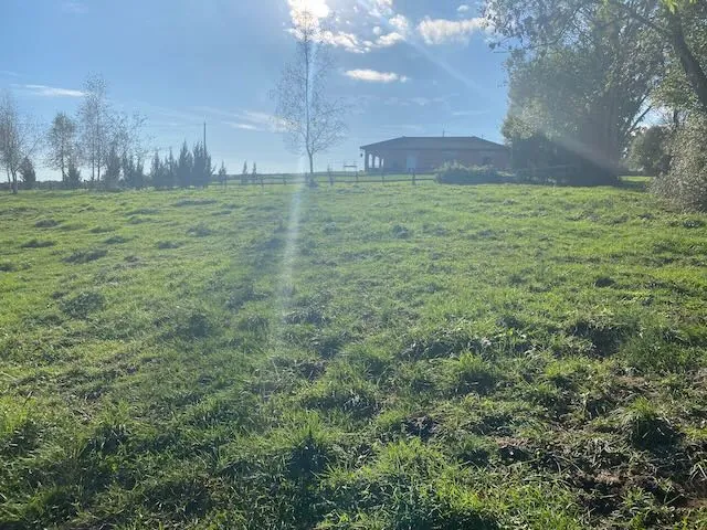 Terrain à bâtir de 2 695 m² avec vue, proche commodités à Saint Bonnet de Cray 