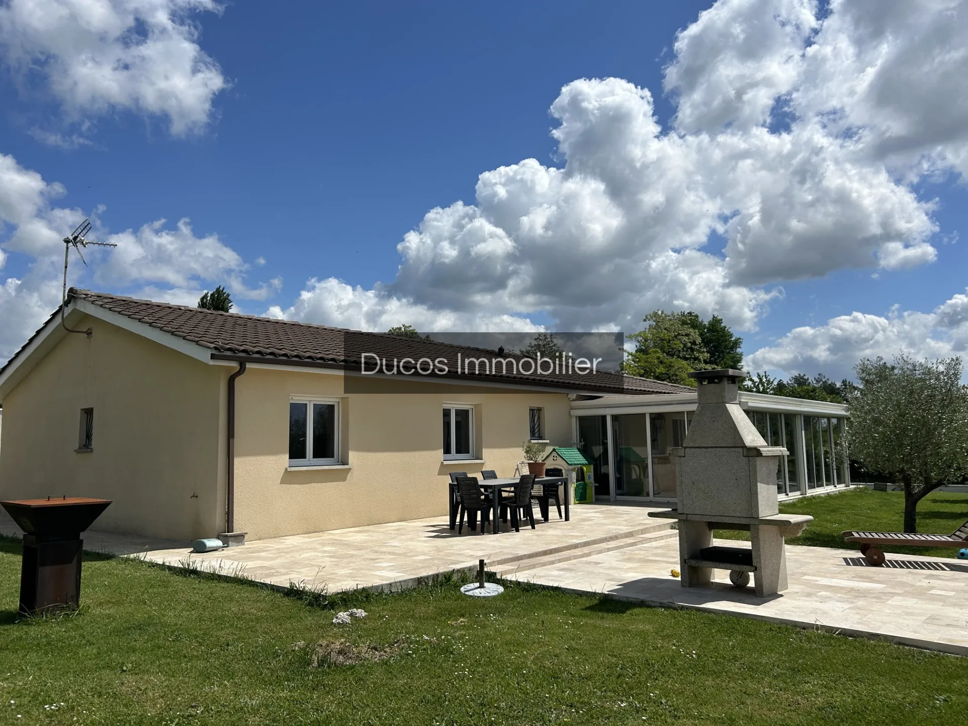 Maison contemporaine proche de Marmande avec grand garage et terrain clos 