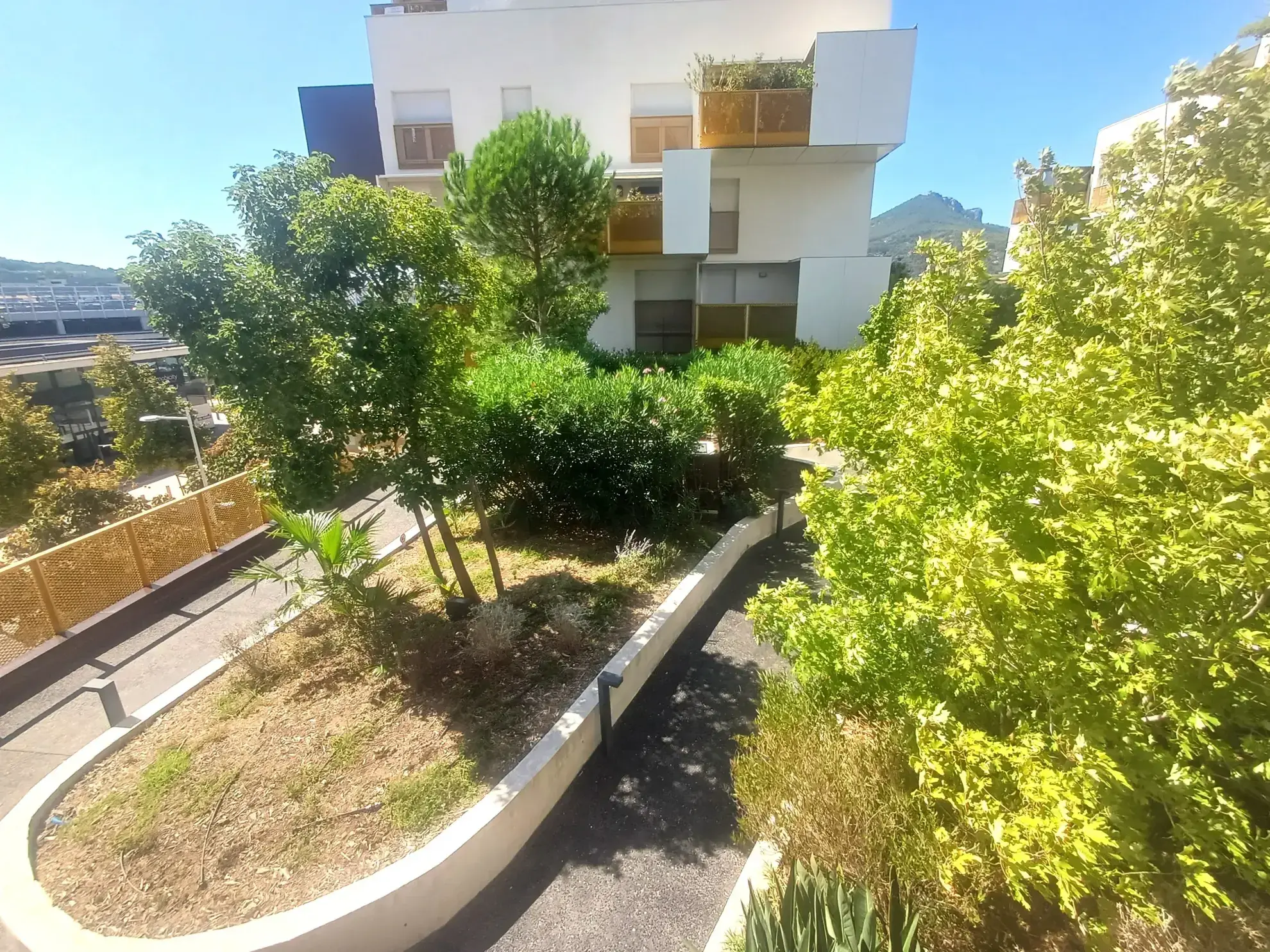 Appartement T3 avec Terrasse, Garage et Box Moto à La Valette du Var 