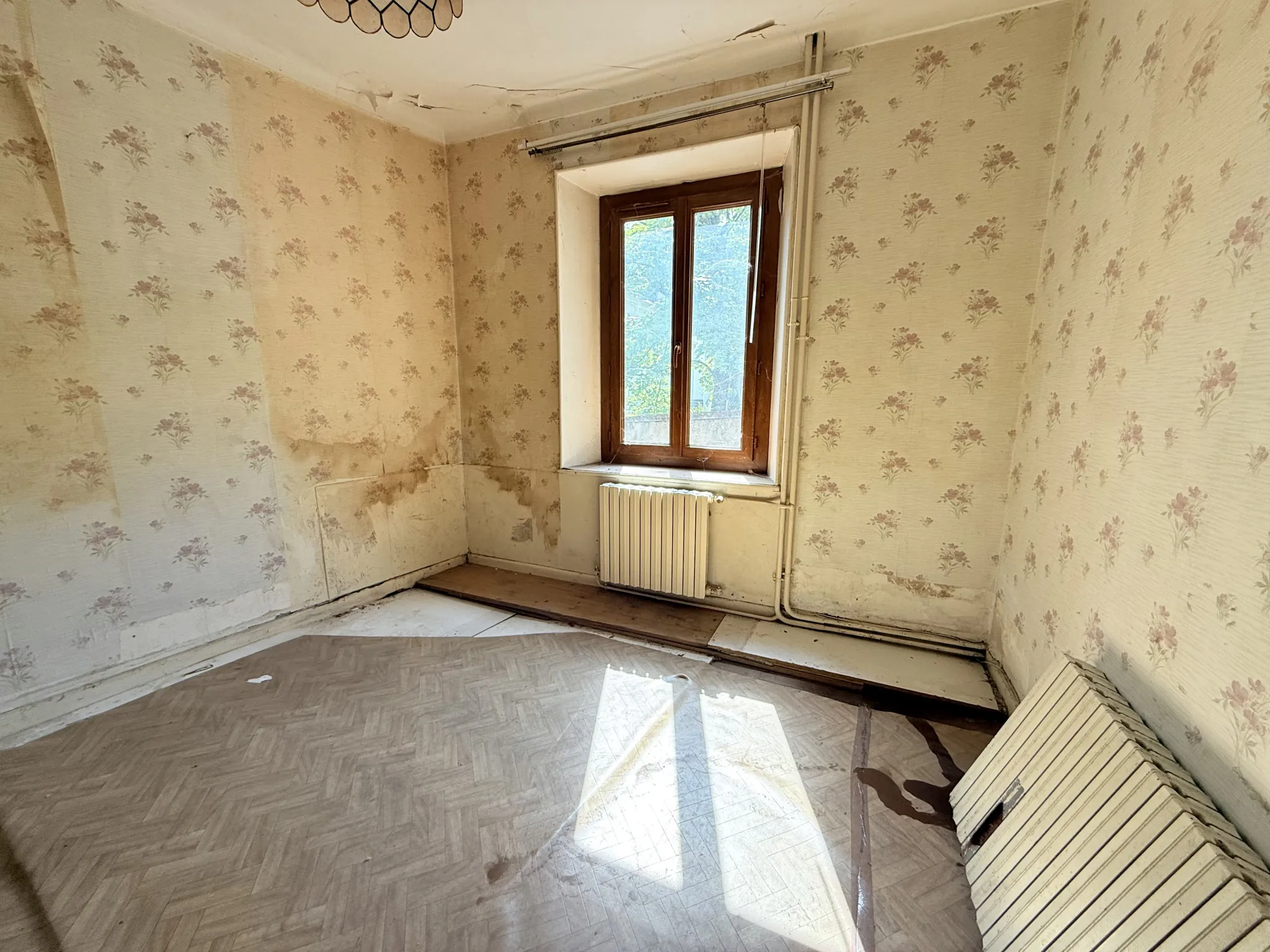 Maison à vendre à Saint-Jean-de-Maurienne avec jardin et fort potentiel 