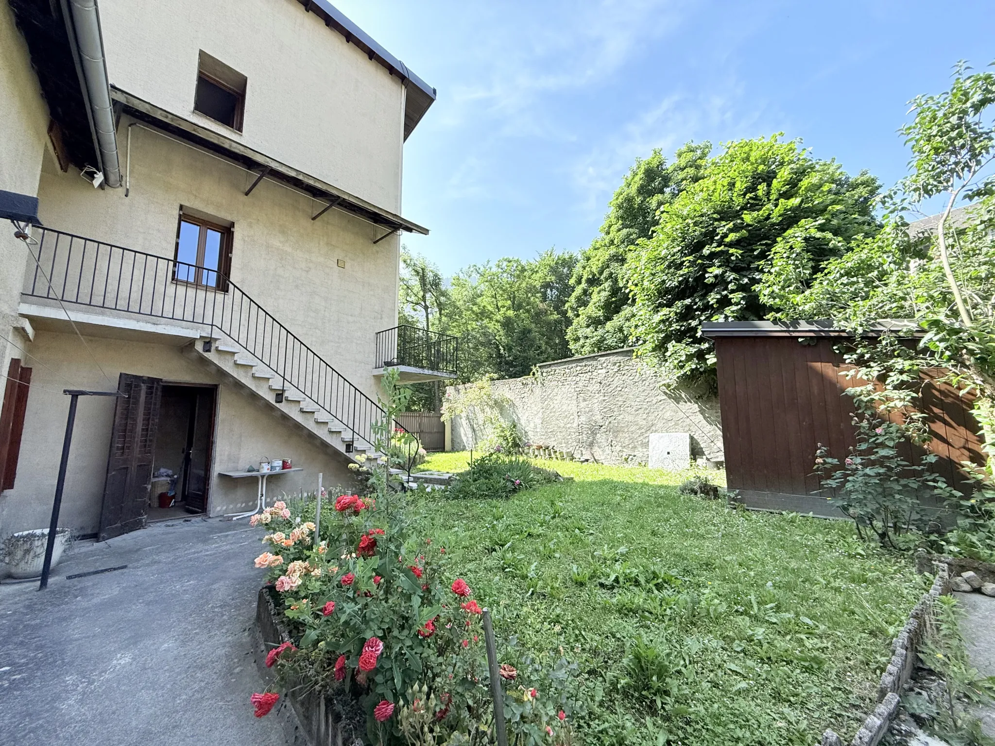 Maison à vendre à Saint-Jean-de-Maurienne avec jardin et fort potentiel 