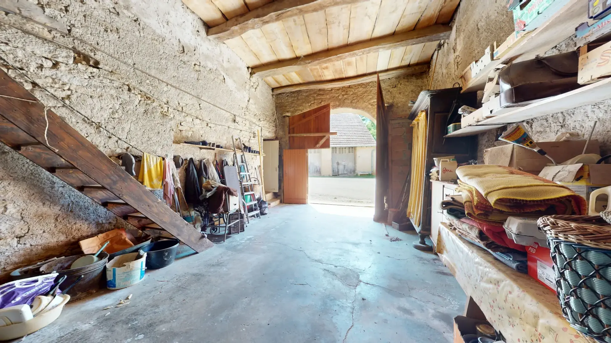 Maison en pierre à Pagney avec jardin et grange | Immobilier calme 