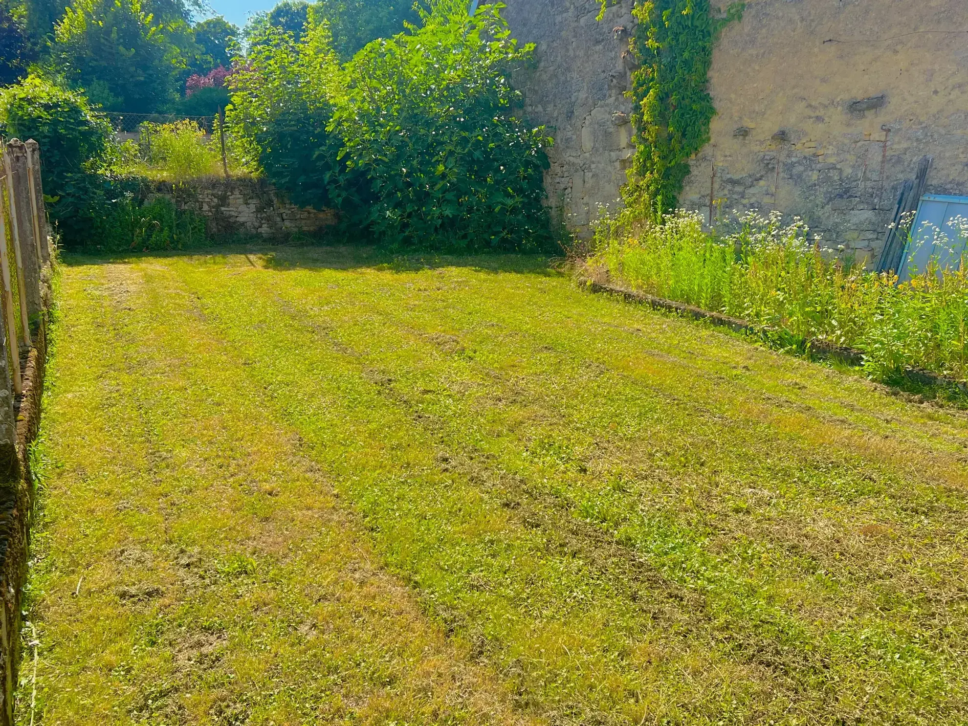 Maison en pierre à Pagney avec jardin et grange | Immobilier calme 