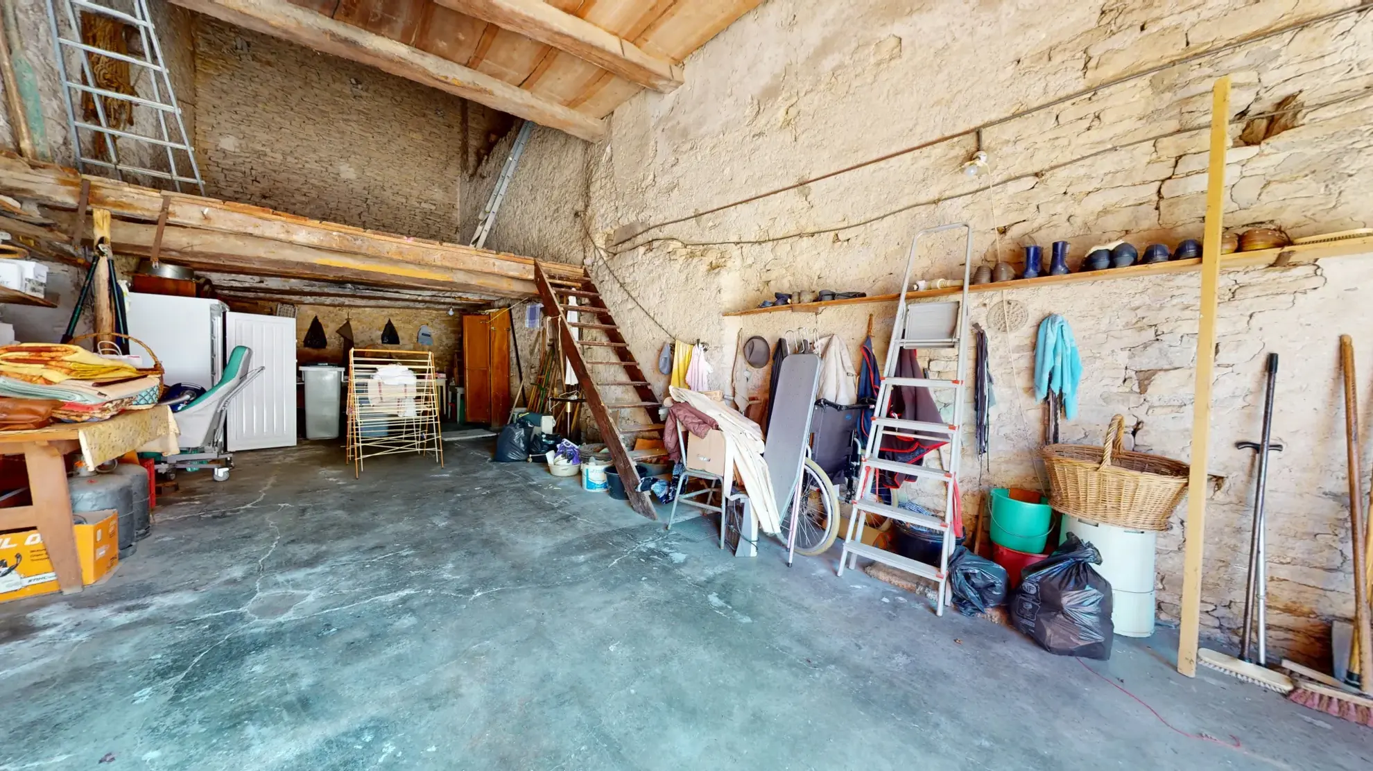 Maison en pierre à Pagney avec jardin et grange | Immobilier calme 