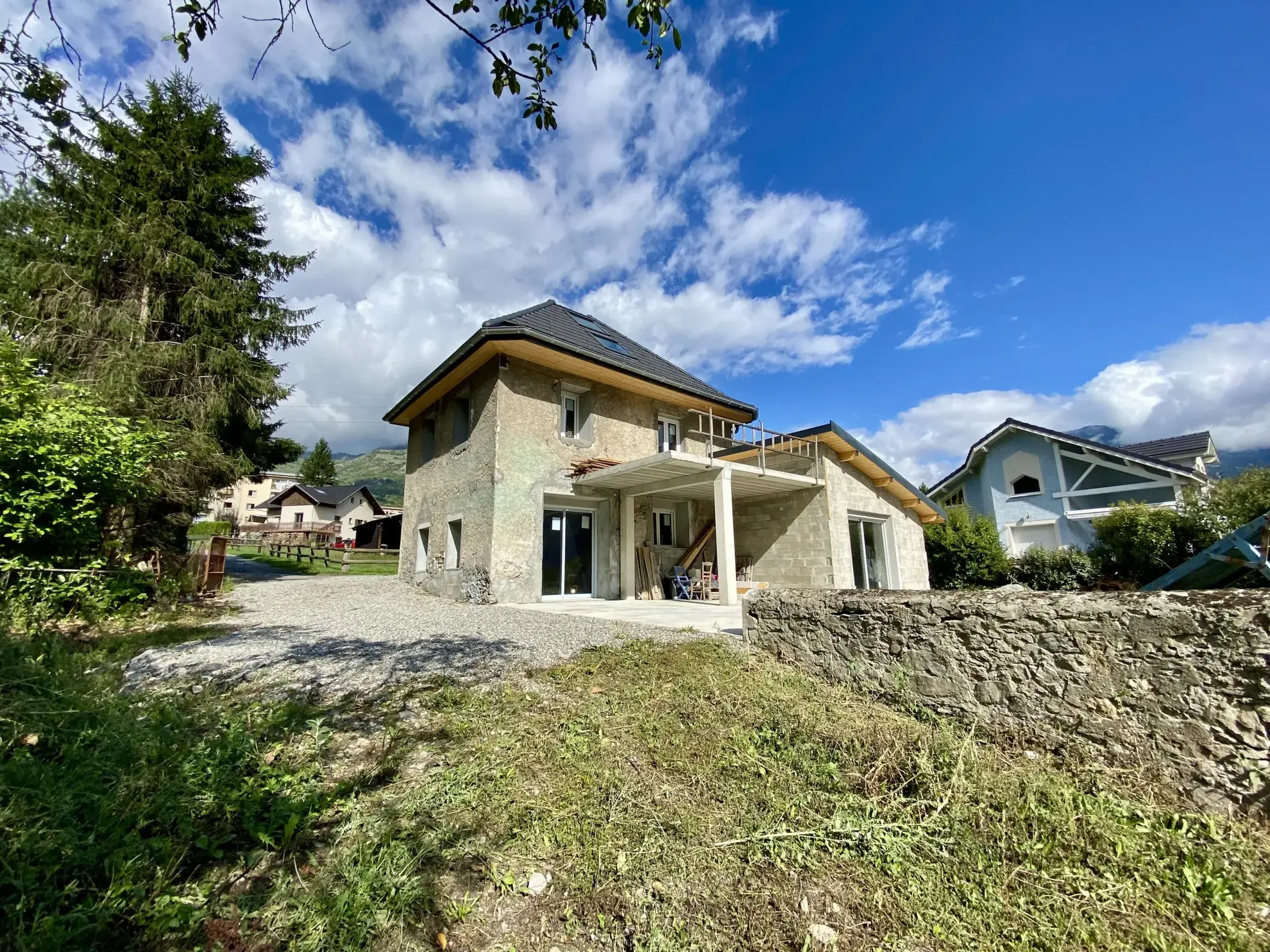 À vendre maison en cours de rénovation à Saint-Jean-de-Maurienne 