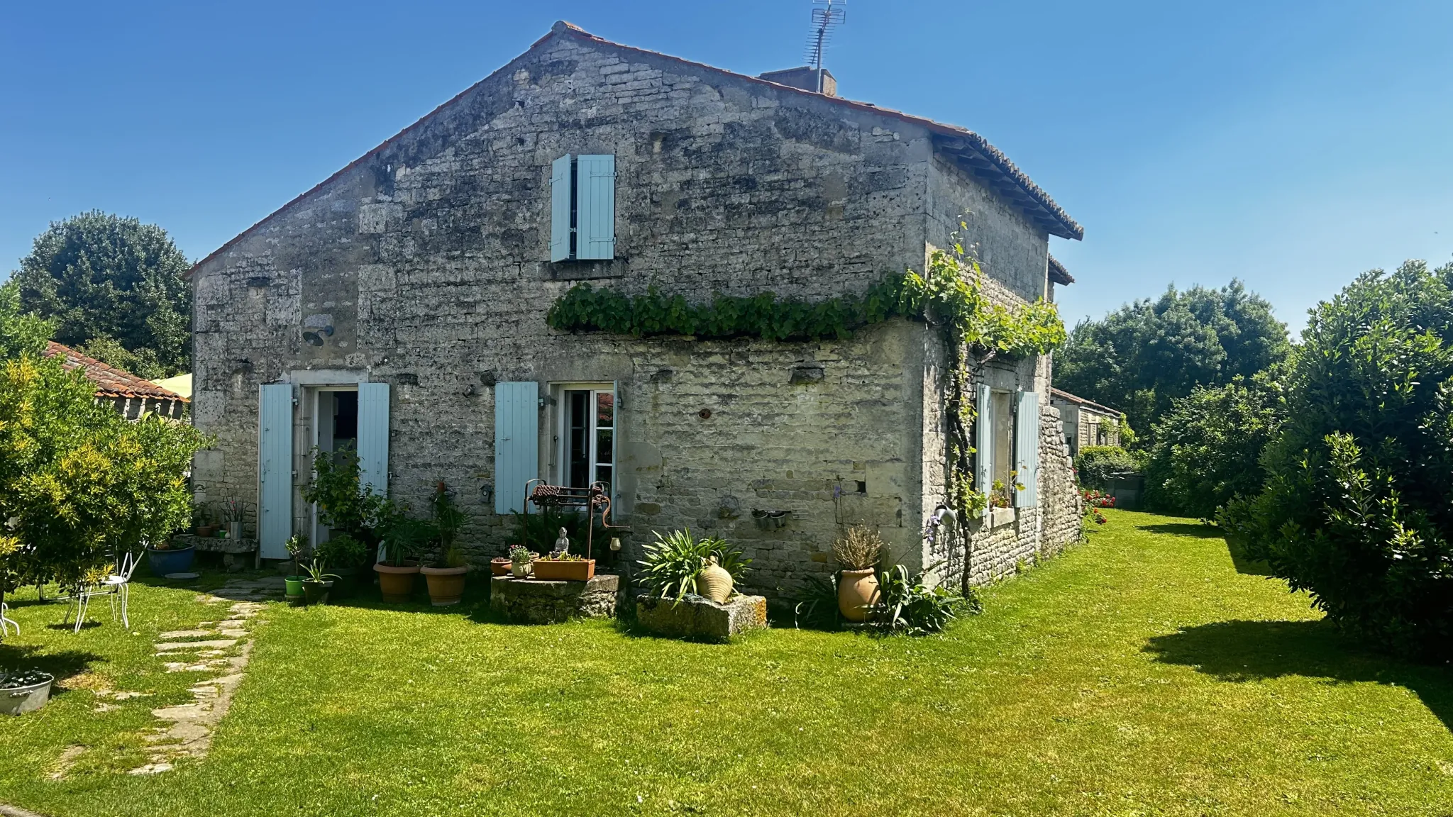 Maison en pierre à vendre au centre du Mazeau avec jardin, piscine et garage