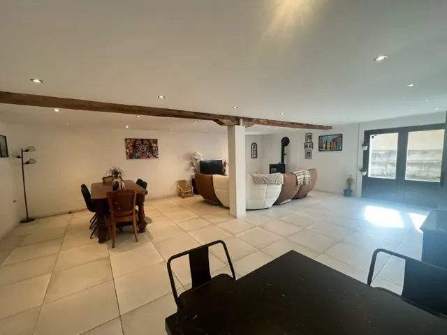 Belle maison en pierres à Varetz avec jardin, garage et 5 chambres 