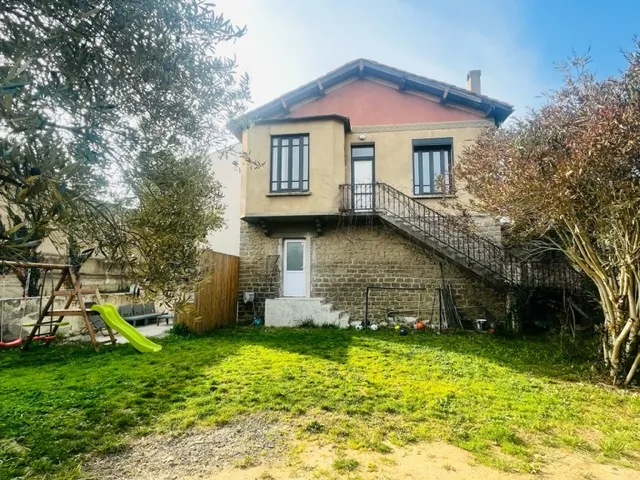 Belle maison en pierres à Varetz avec jardin, garage et 5 chambres 