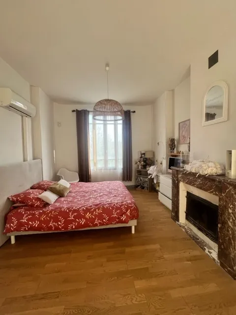 Belle maison en pierres à Varetz avec jardin, garage et 5 chambres 