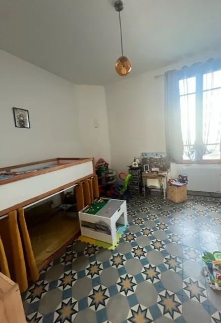 Belle maison en pierres à Varetz avec jardin, garage et 5 chambres 