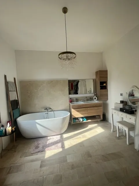 Belle maison en pierres à Varetz avec jardin, garage et 5 chambres 