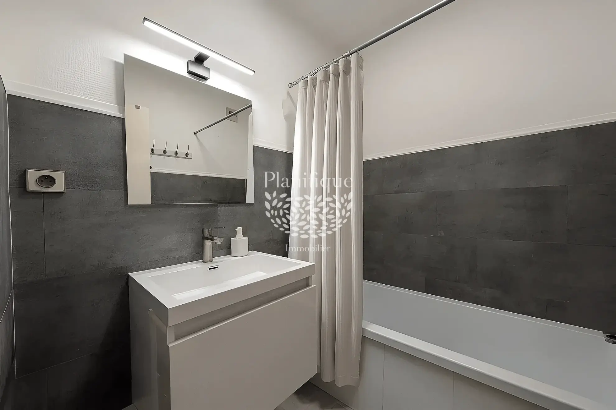 Studio lumineux avec terrasse, cave et parking à Annecy-le-Vieux 