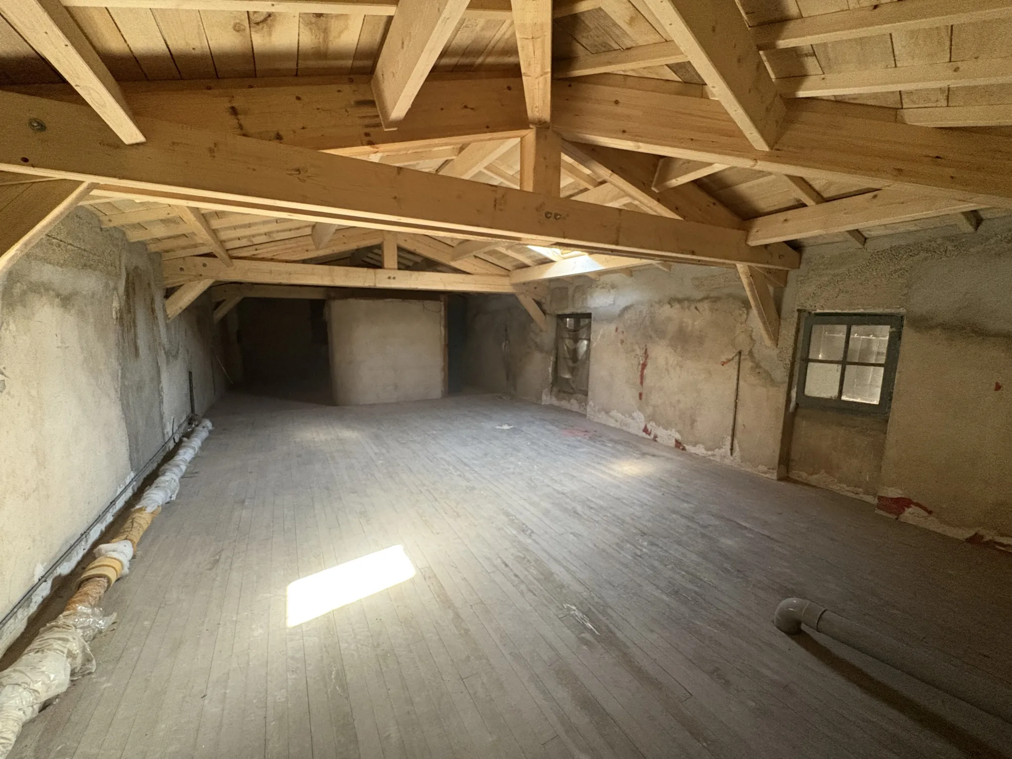 Maison à Saint Affrique avec garages et fort potentiel, centre-ville 