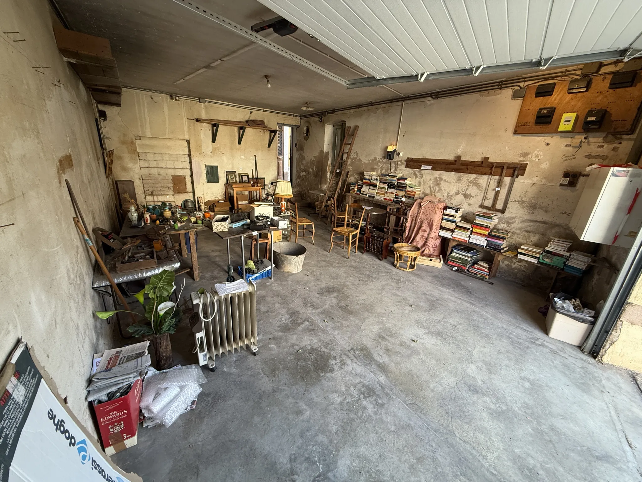 Maison à Saint Affrique avec garages et fort potentiel, centre-ville 