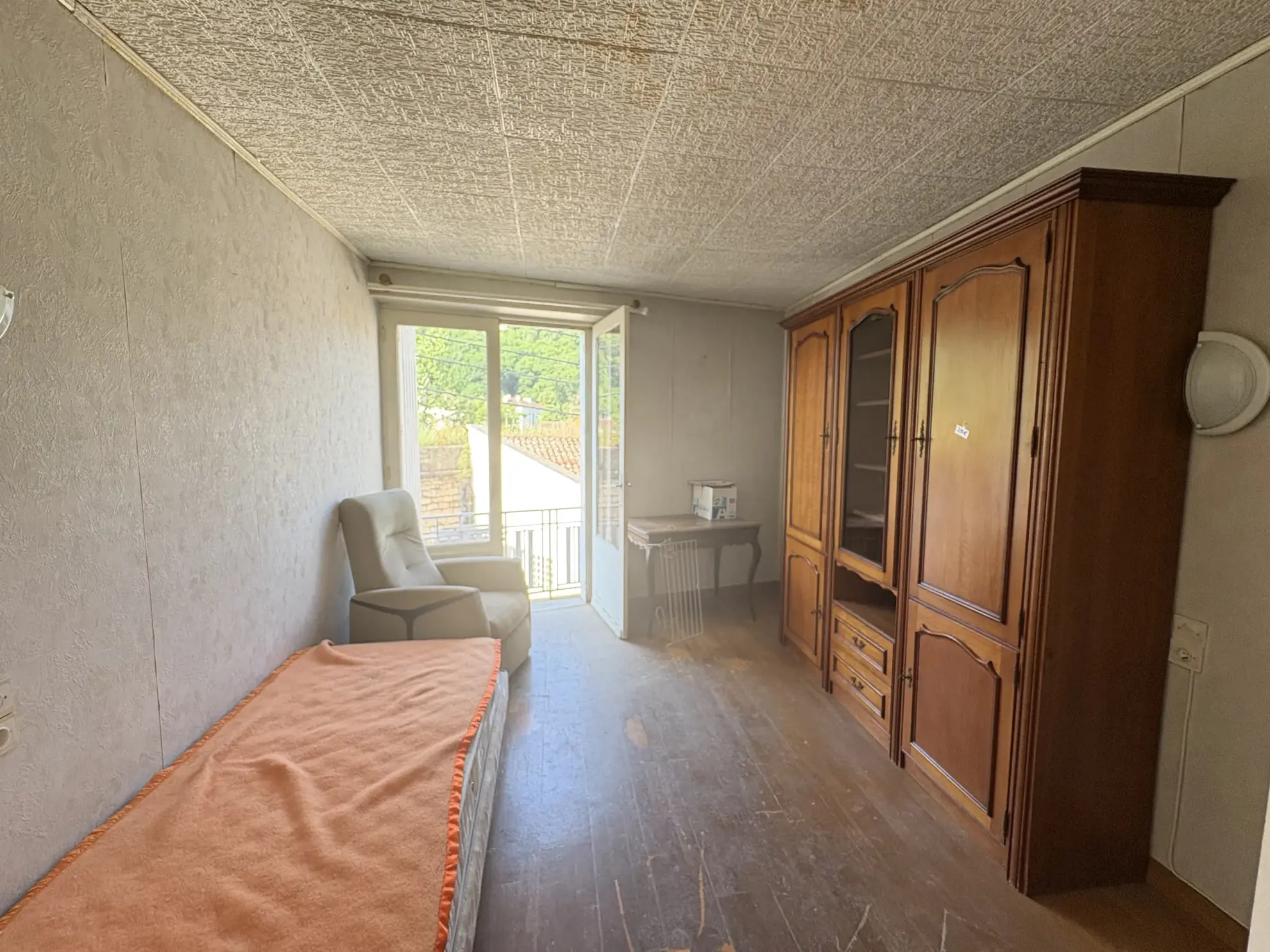 Maison à Saint Affrique avec garages et fort potentiel, centre-ville 