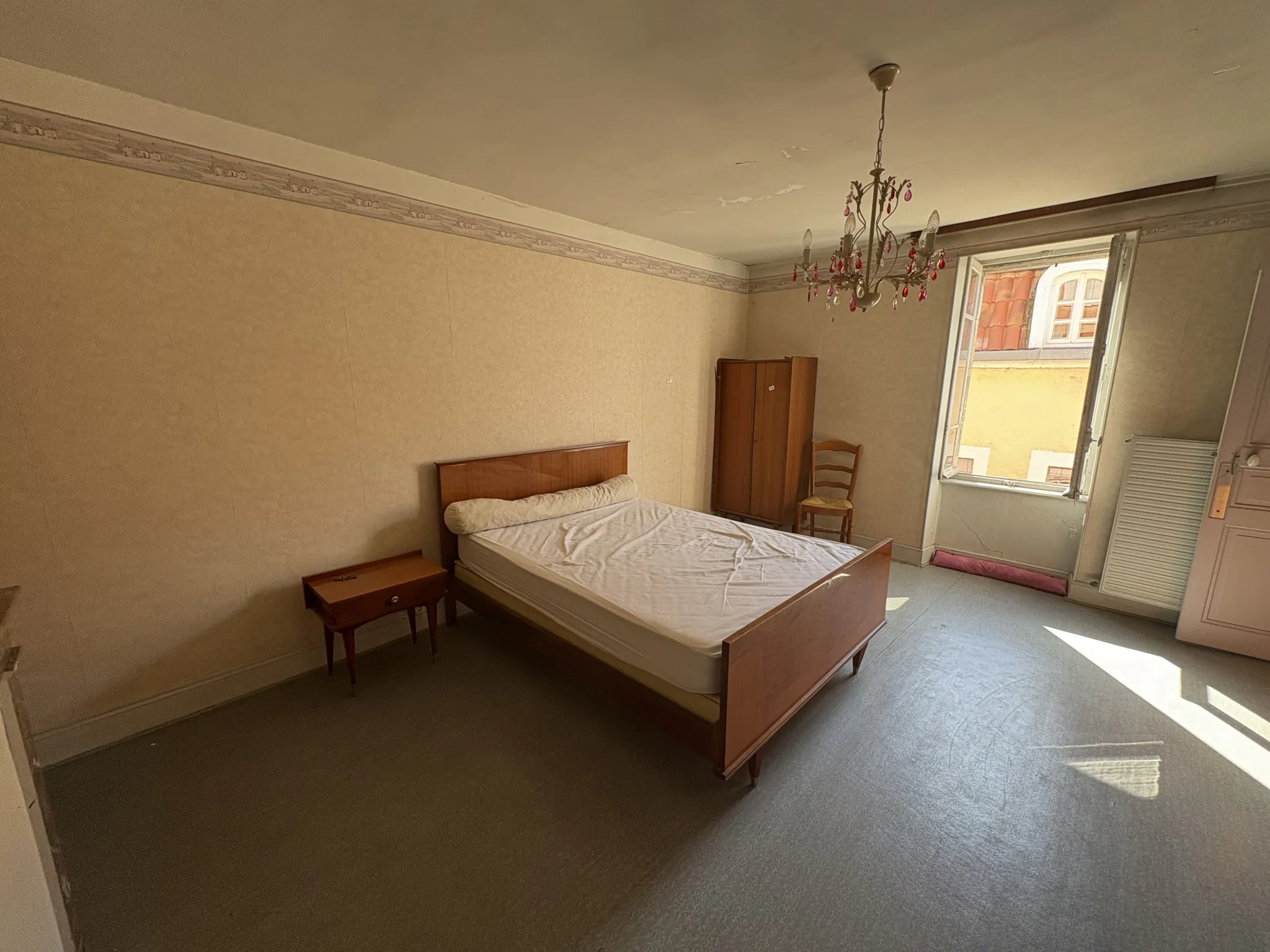 Maison à Saint Affrique avec garages et fort potentiel, centre-ville 