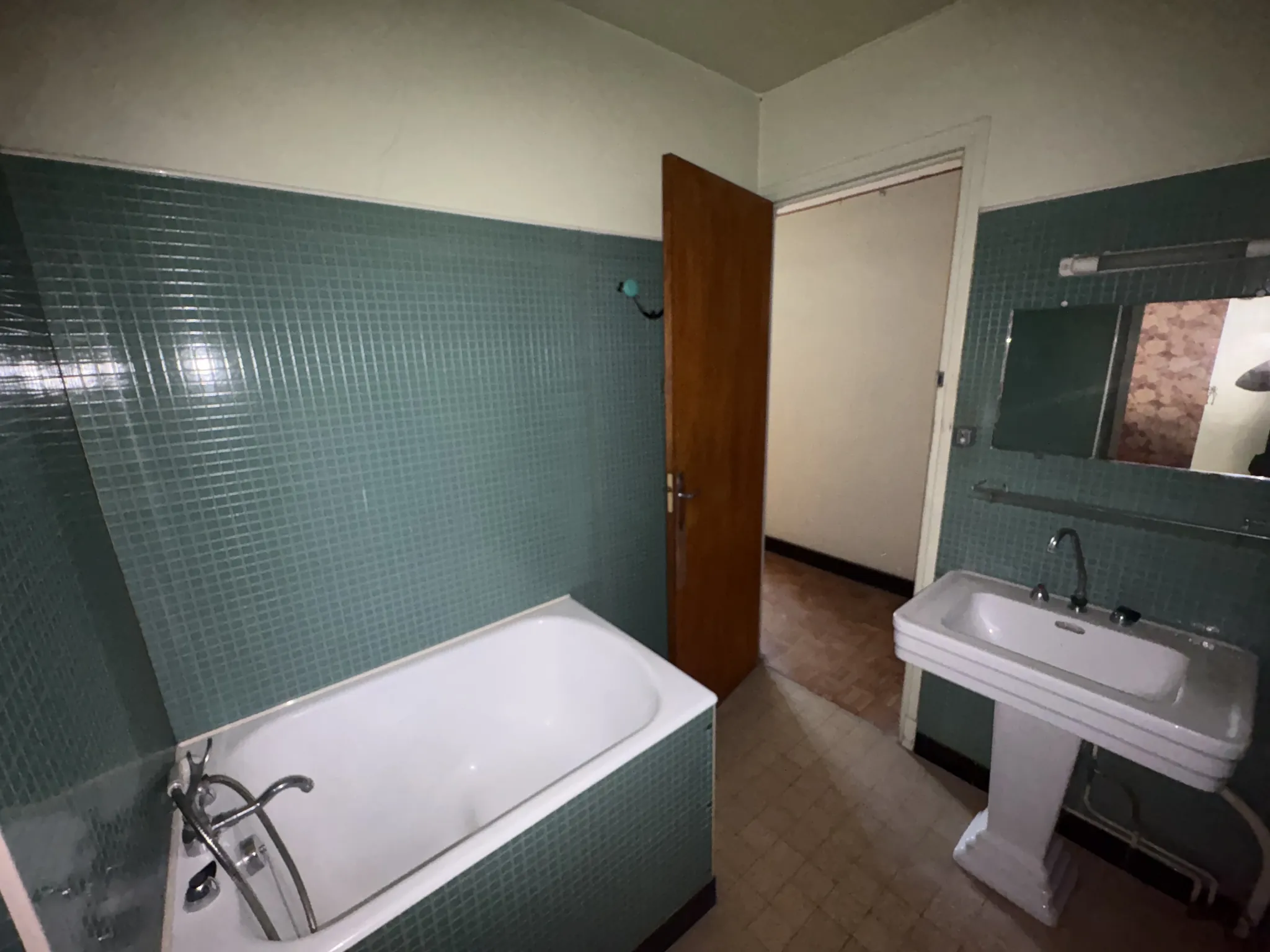 Maison à Saint Affrique avec garages et fort potentiel, centre-ville 