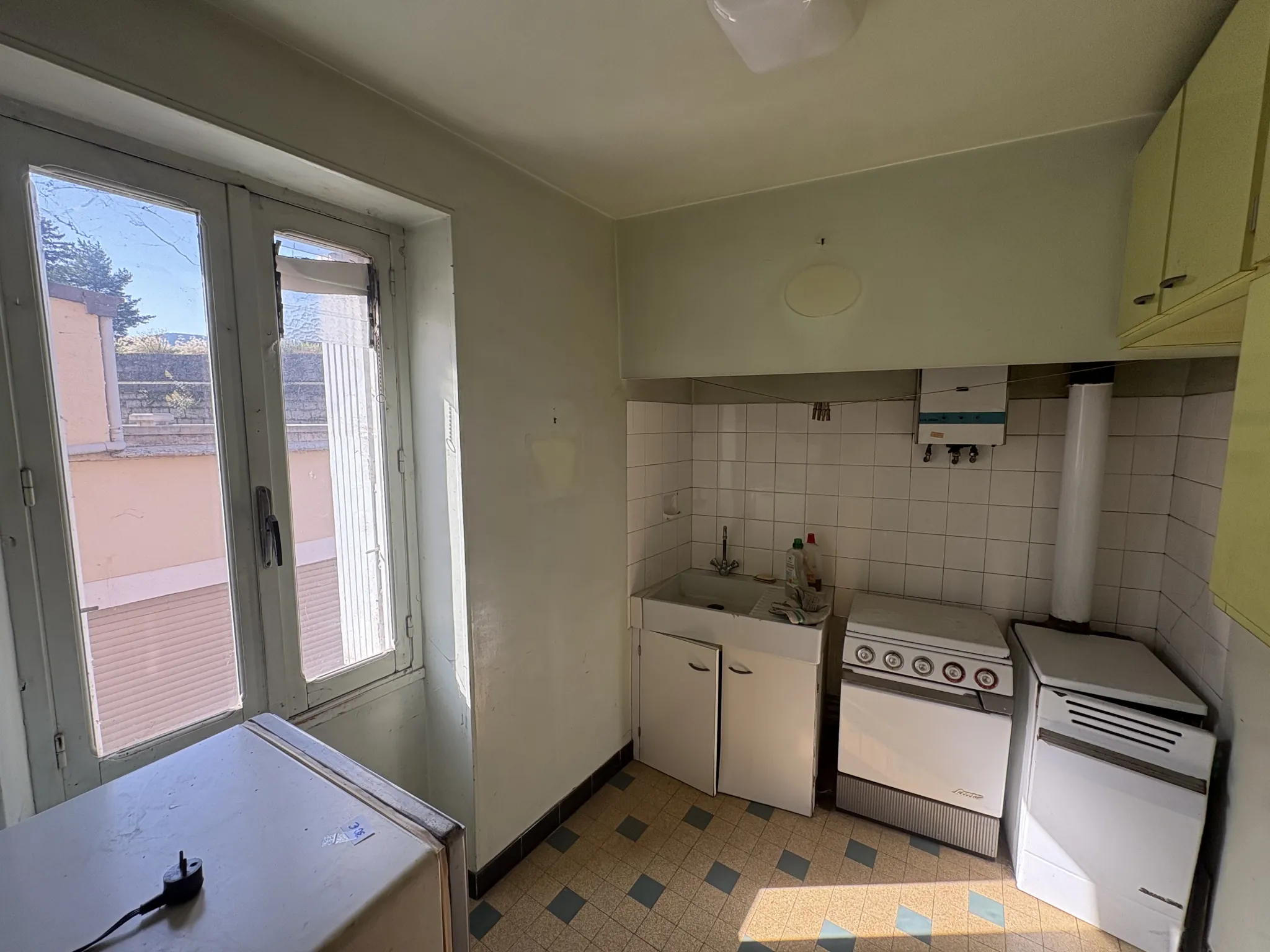 Maison à Saint Affrique avec garages et fort potentiel, centre-ville 