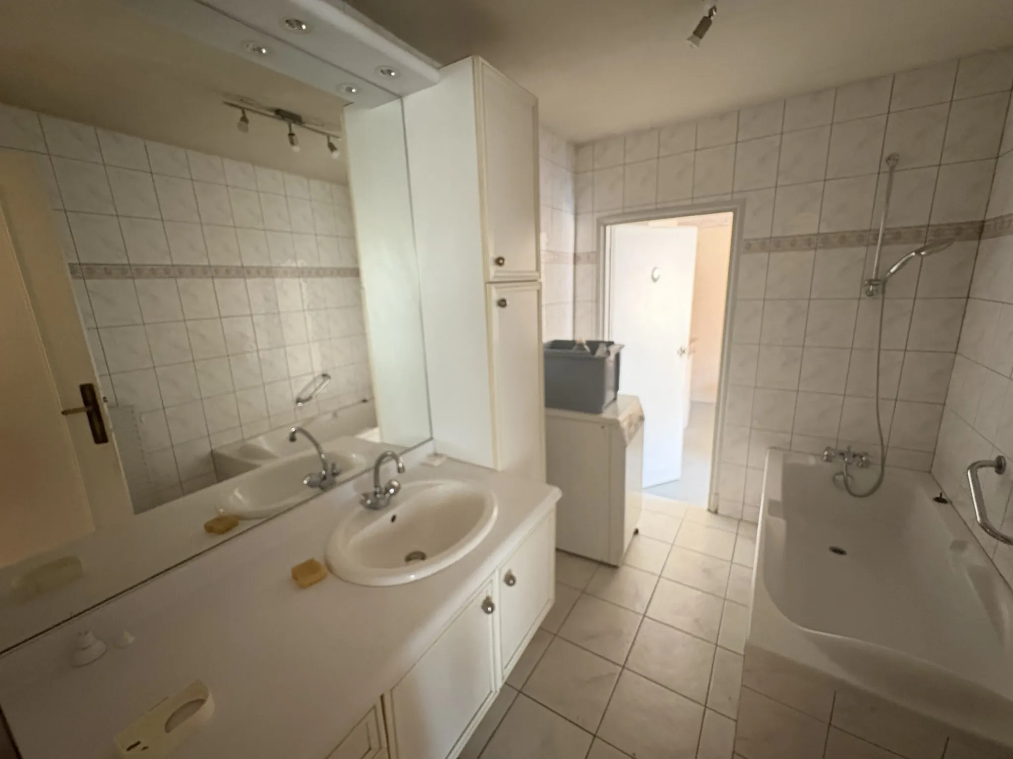 Maison à Saint Affrique avec garages et fort potentiel, centre-ville 