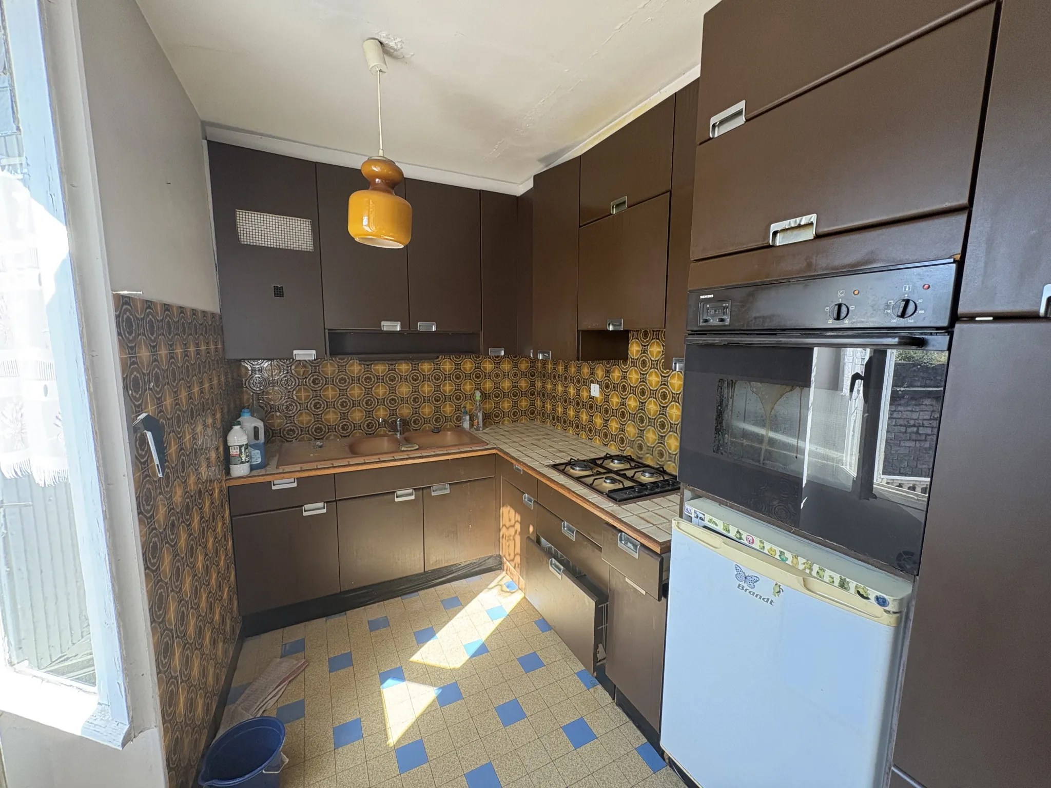 Maison à Saint Affrique avec garages et fort potentiel, centre-ville 