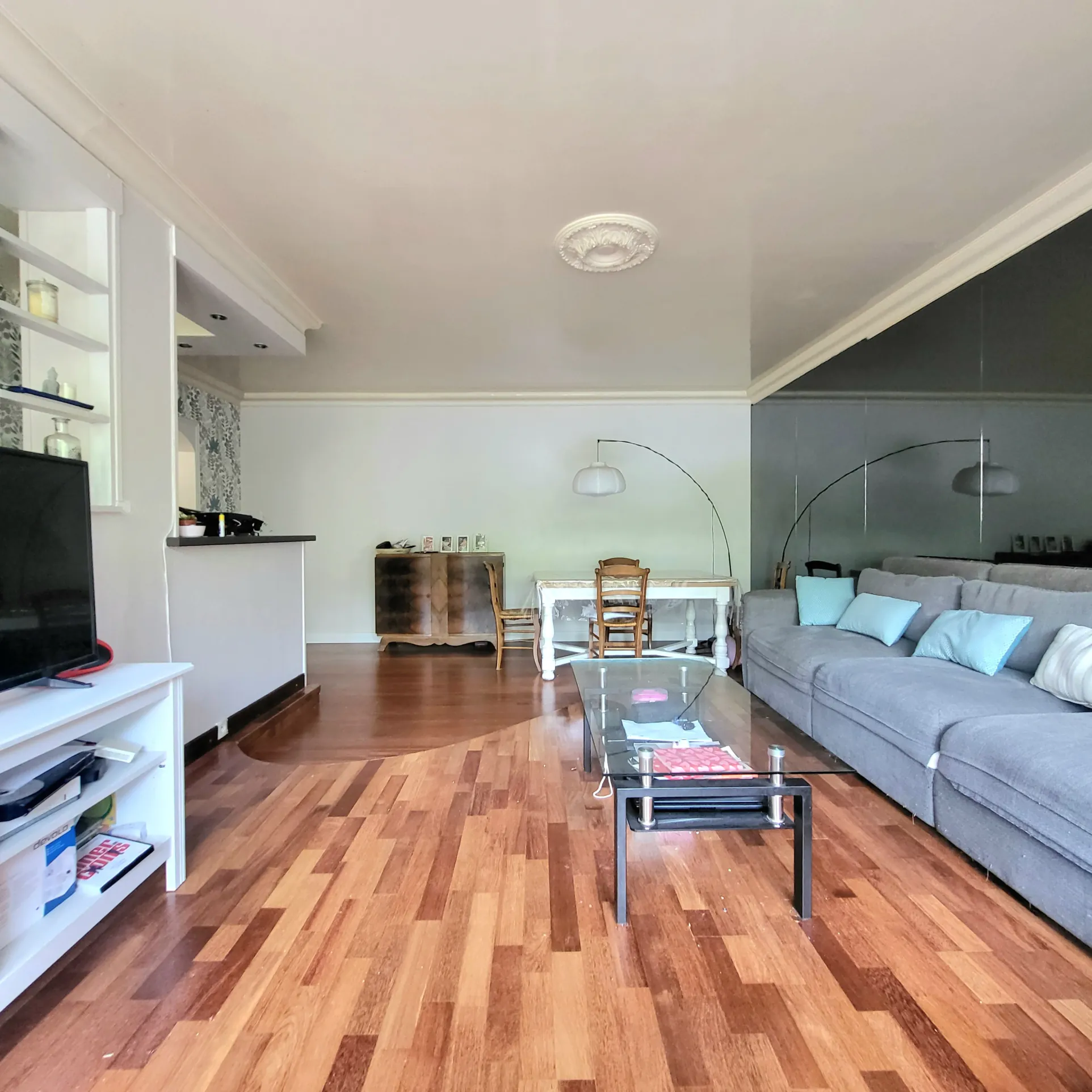 appartement familial moderne avec terrasse et parking à Épinay-sur-Seine 