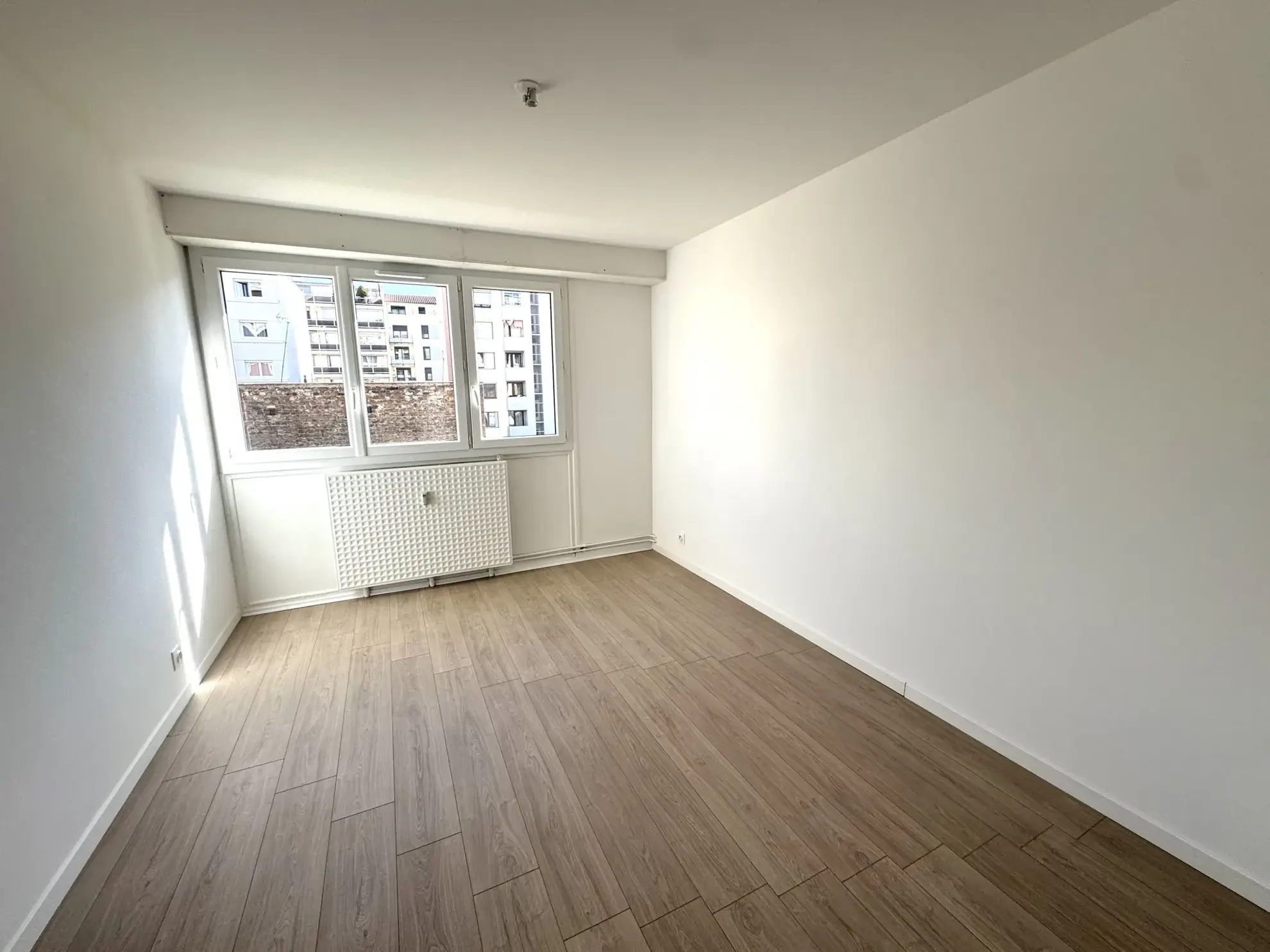 À vendre appartement T3 rénové avec balcon, cave et garage à Saint-Étienne - Cité du Design 