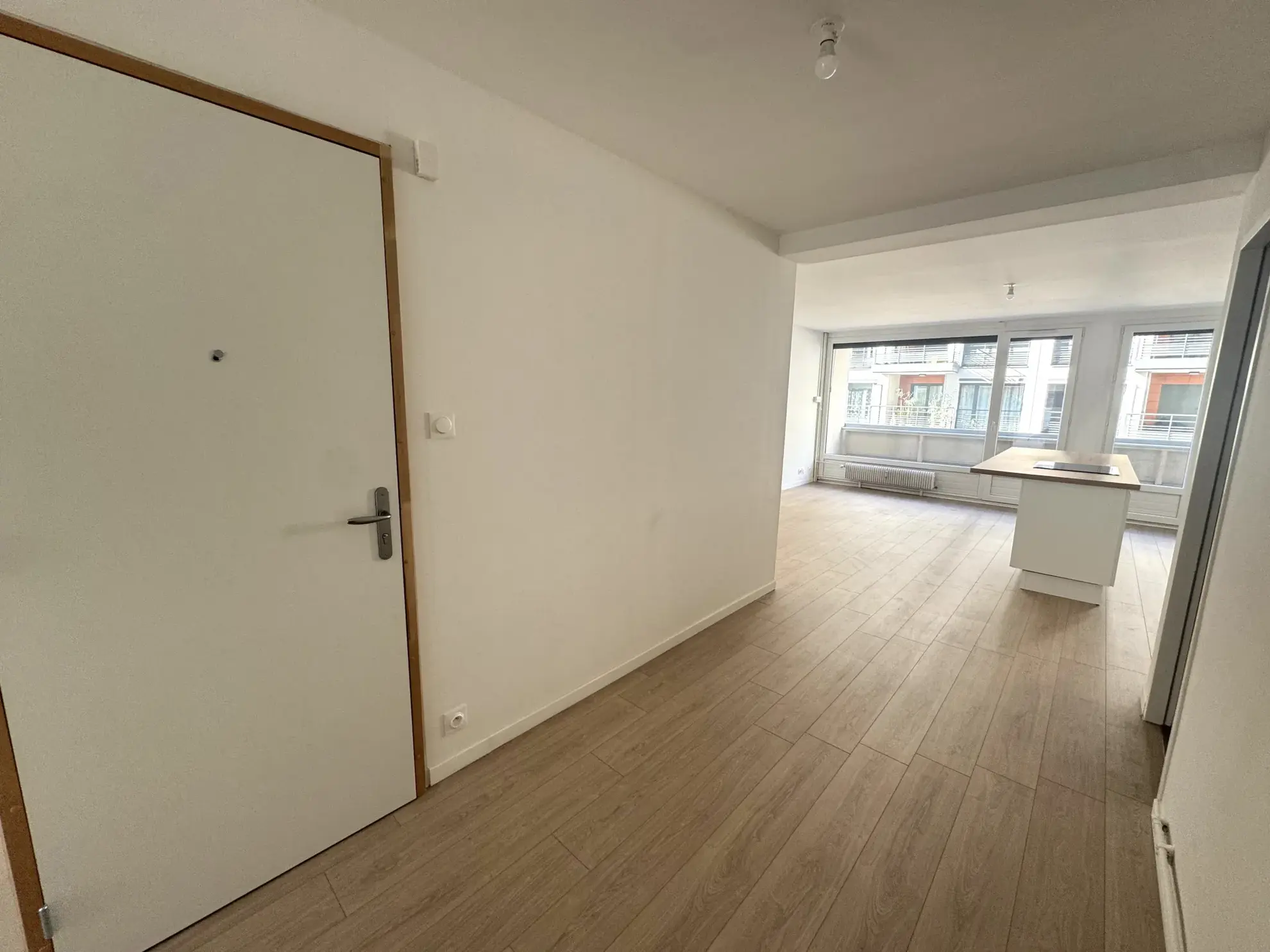 À vendre appartement T3 rénové avec balcon, cave et garage à Saint-Étienne - Cité du Design 