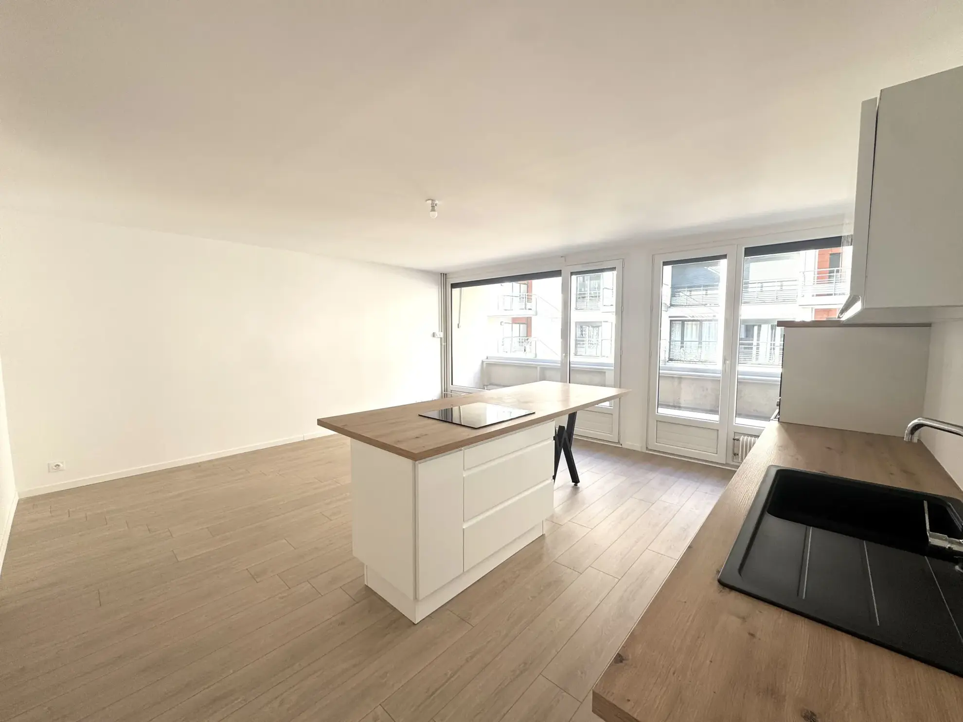 À vendre appartement T3 rénové avec balcon, cave et garage à Saint-Étienne - Cité du Design 
