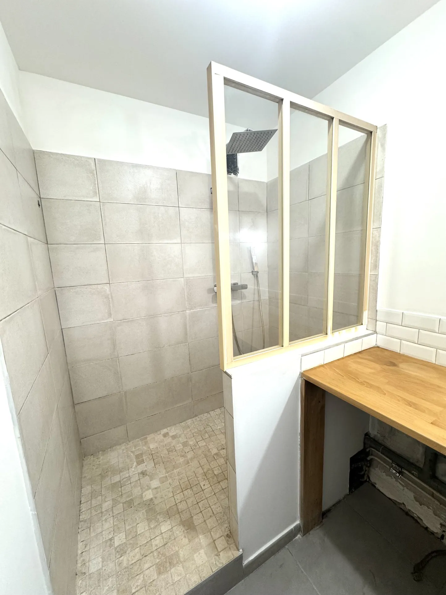 À vendre appartement T3 rénové avec balcon, cave et garage à Saint-Étienne - Cité du Design 