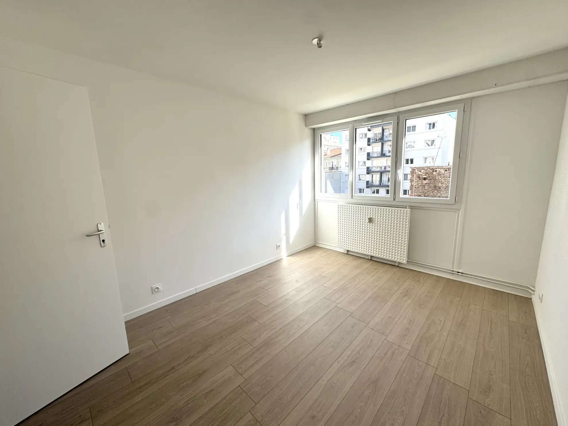 À vendre appartement T3 rénové avec balcon, cave et garage à Saint-Étienne - Cité du Design 