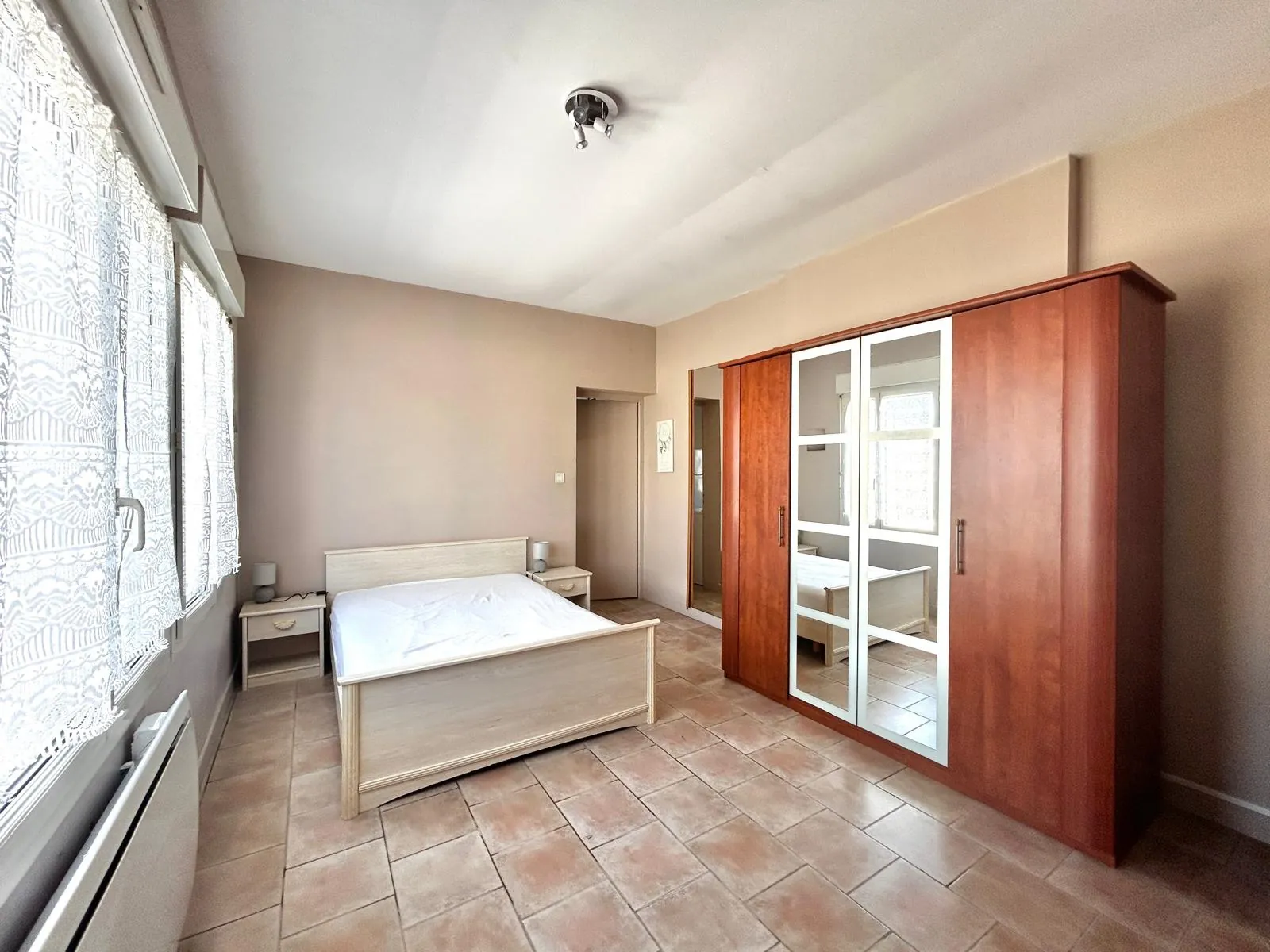 Ensemble immobilier à Salles sur Mer avec 3 logements, jardin et garage 