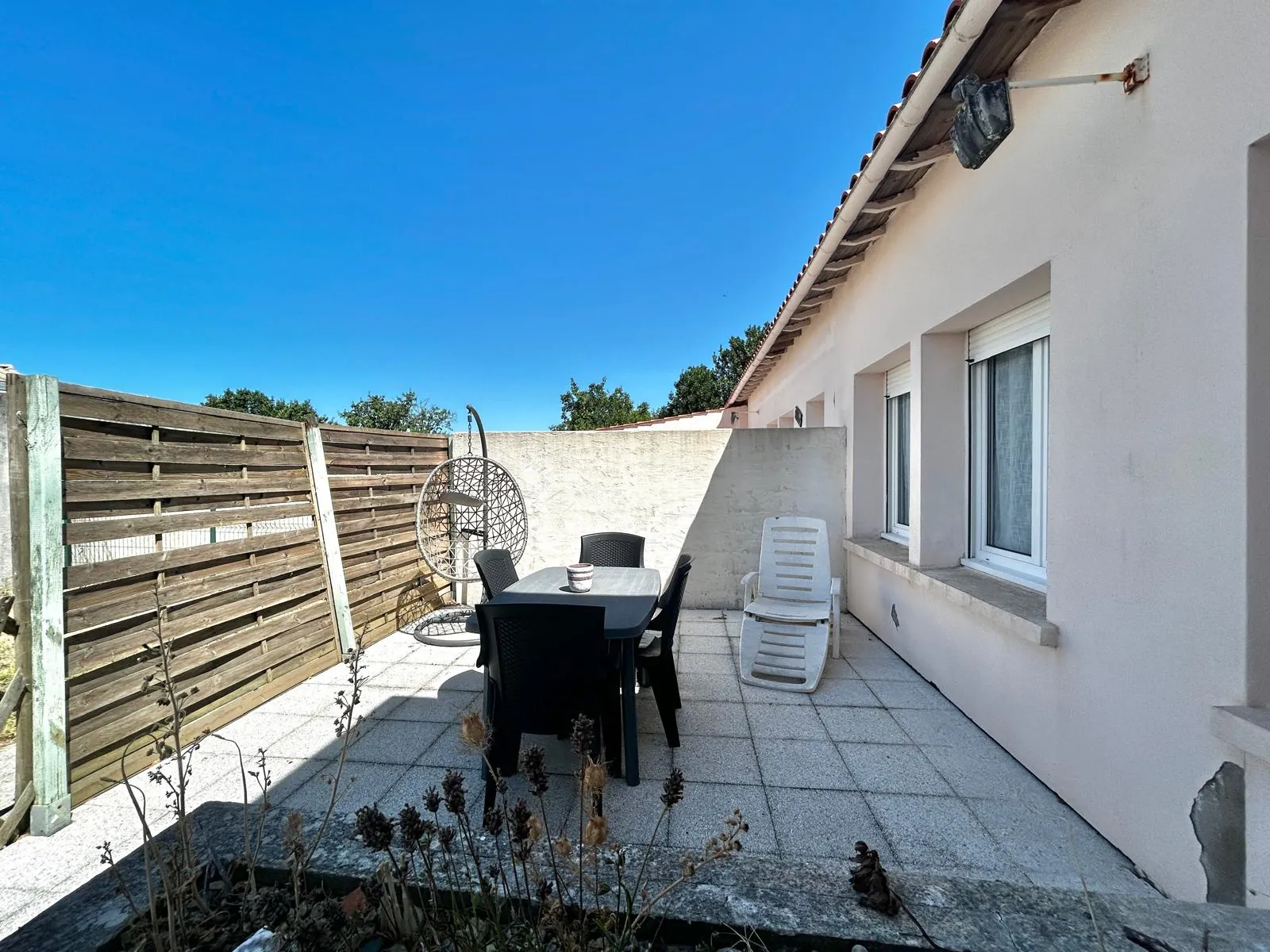 Ensemble immobilier à Salles sur Mer avec 3 logements, jardin et garage 