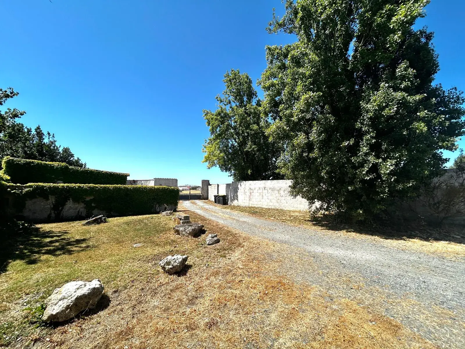 Ensemble immobilier à Salles sur Mer avec 3 logements, jardin et garage 