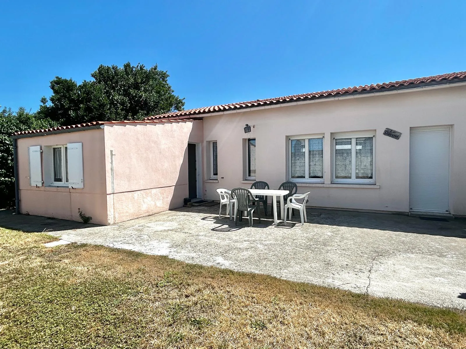 Ensemble immobilier à Salles sur Mer avec 3 logements, jardin et garage 