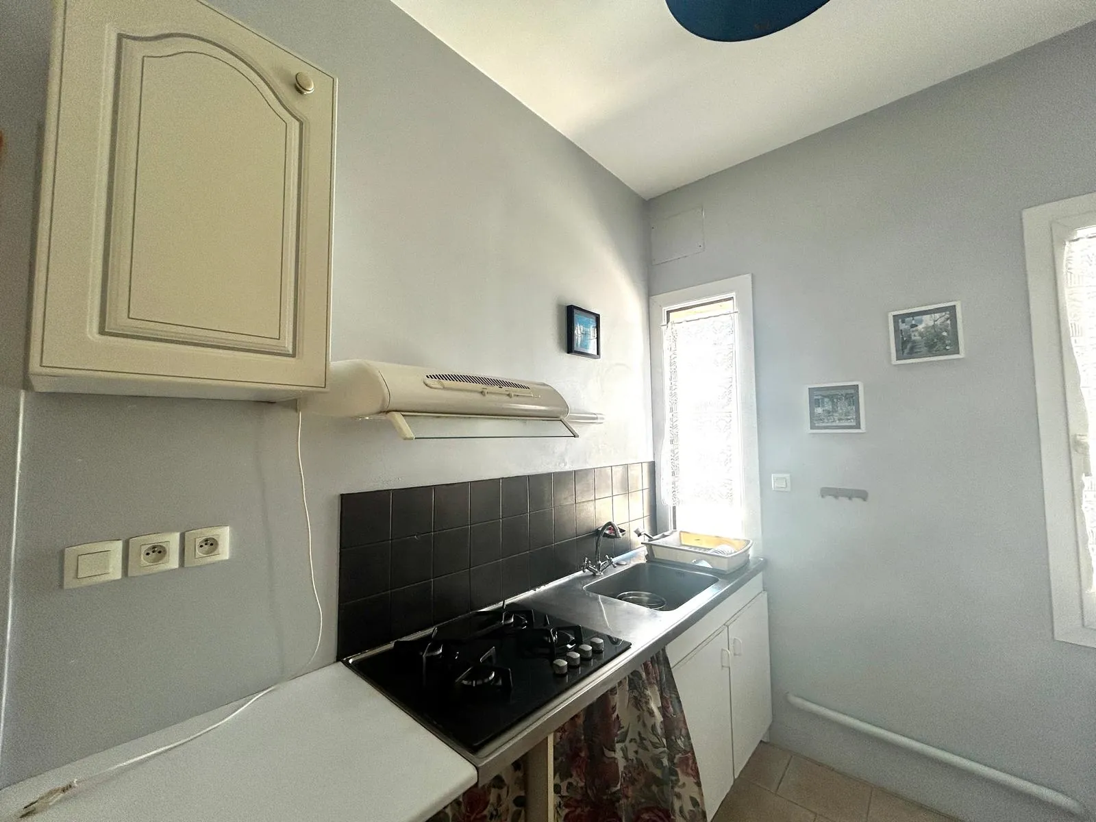 Ensemble immobilier à Salles sur Mer avec 3 logements, jardin et garage 