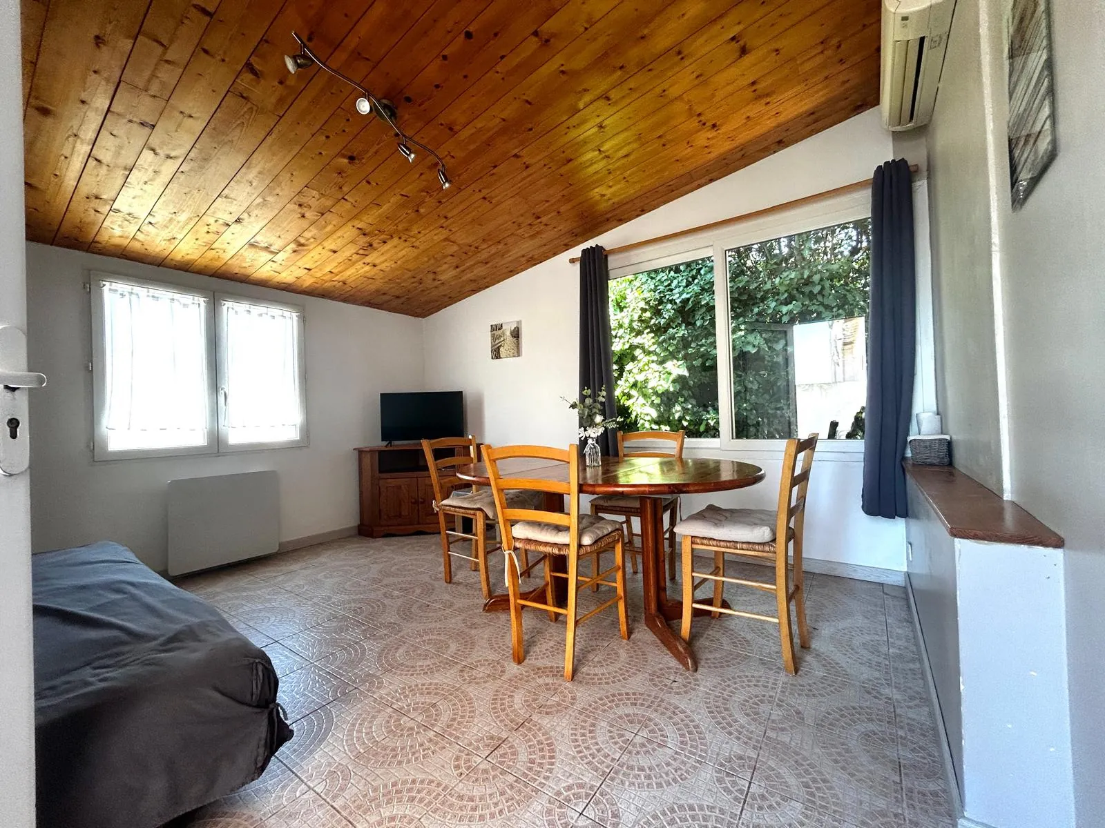 Ensemble immobilier à Salles sur Mer avec 3 logements, jardin et garage 