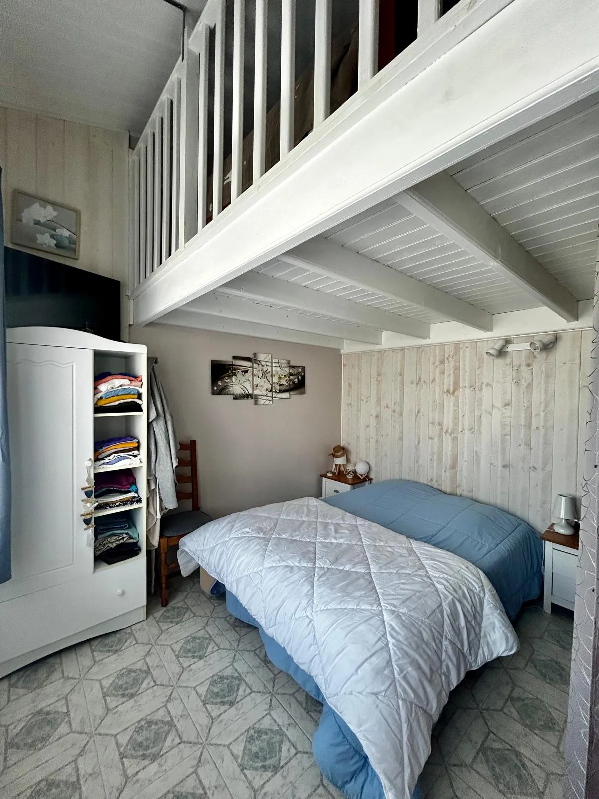 Ensemble immobilier à Salles sur Mer avec 3 logements, jardin et garage 