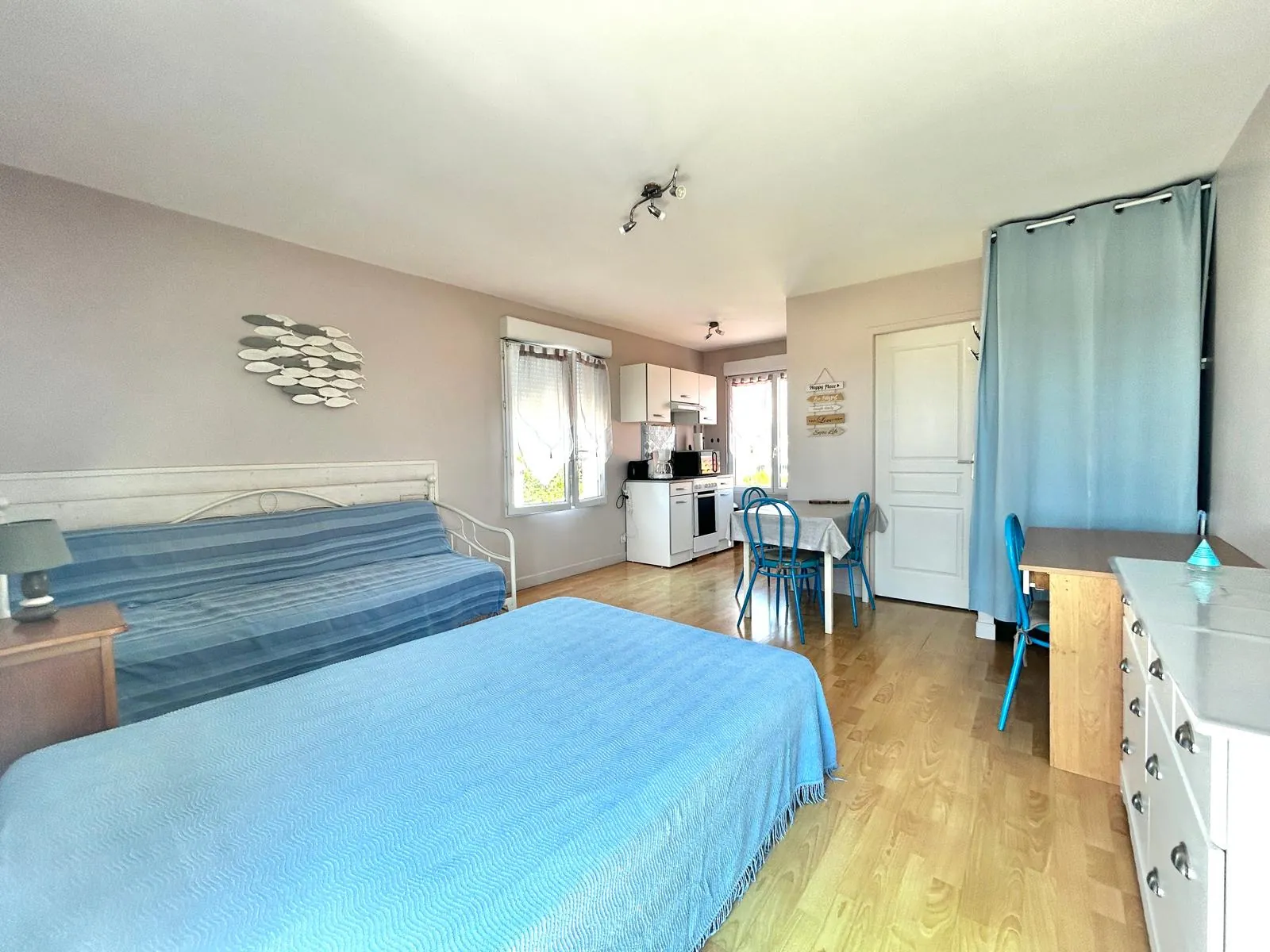 Ensemble immobilier à Salles sur Mer avec 3 logements, jardin et garage 